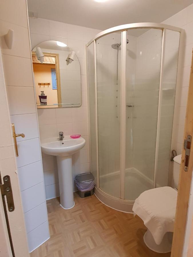 Habitación Doble con baño - 2 camas