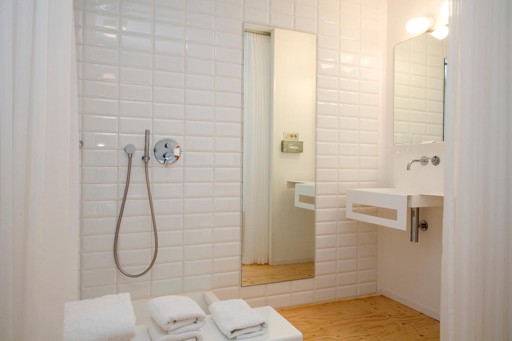 Habitación con bañera exterior y patio privado