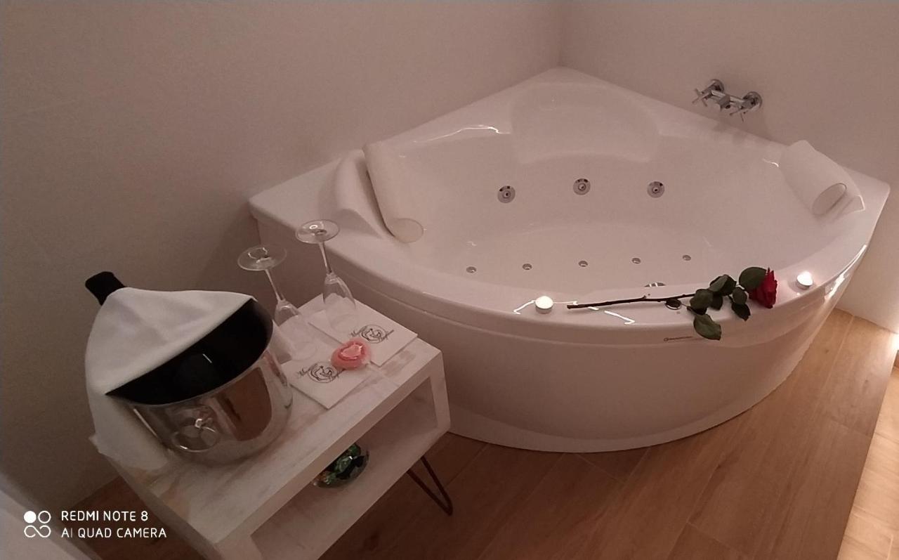 Habitación con cama grande y bañera de hidromasaje