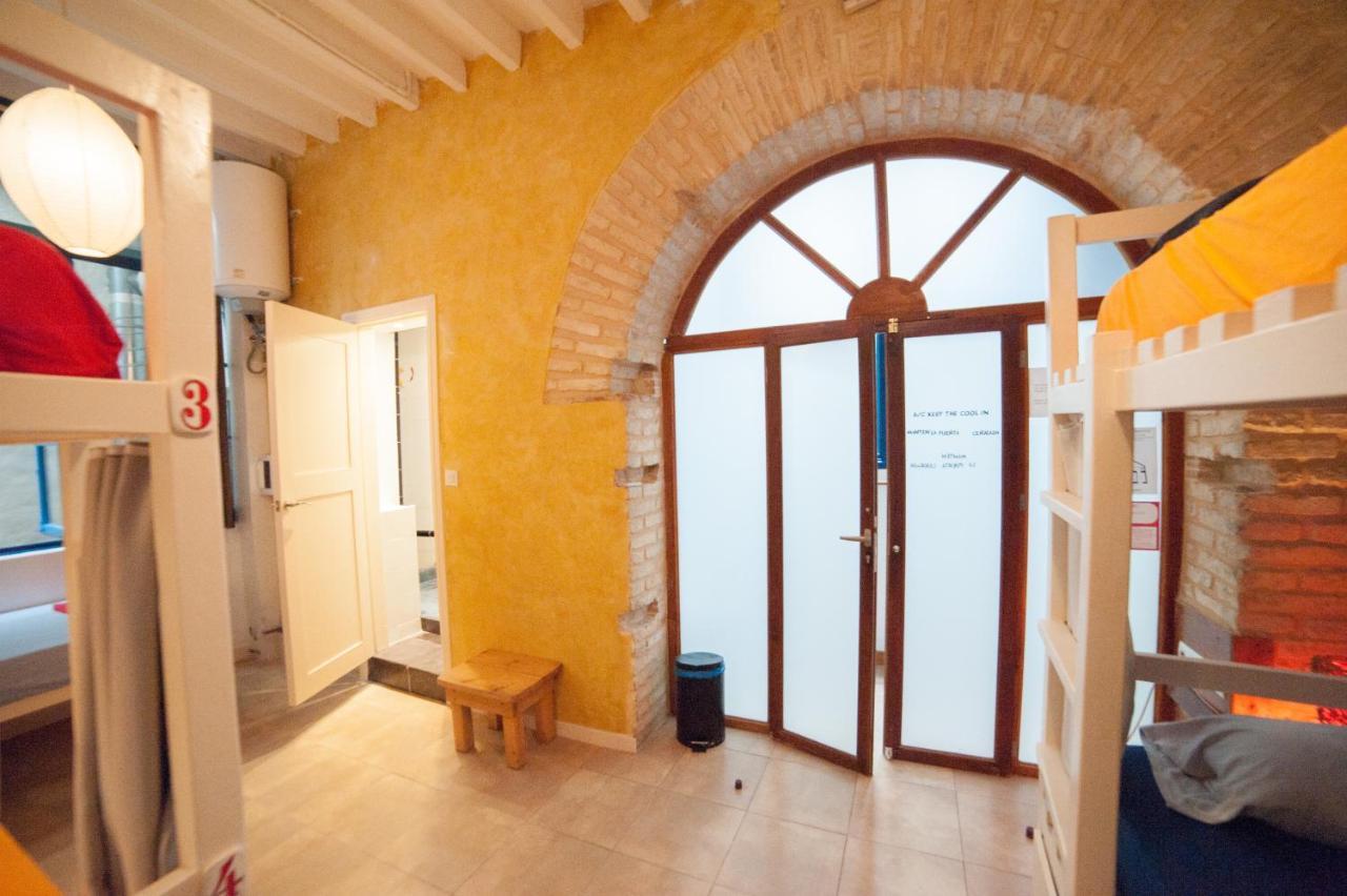 Cama en habitación compartida mixta con 5 camas y baño privado