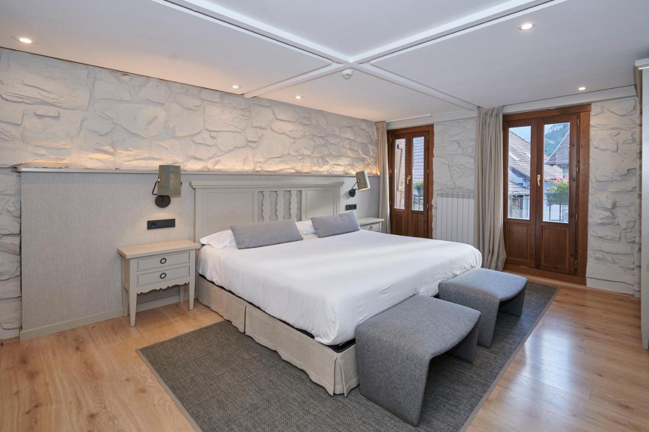 Habitación con cama extragrande y balcón