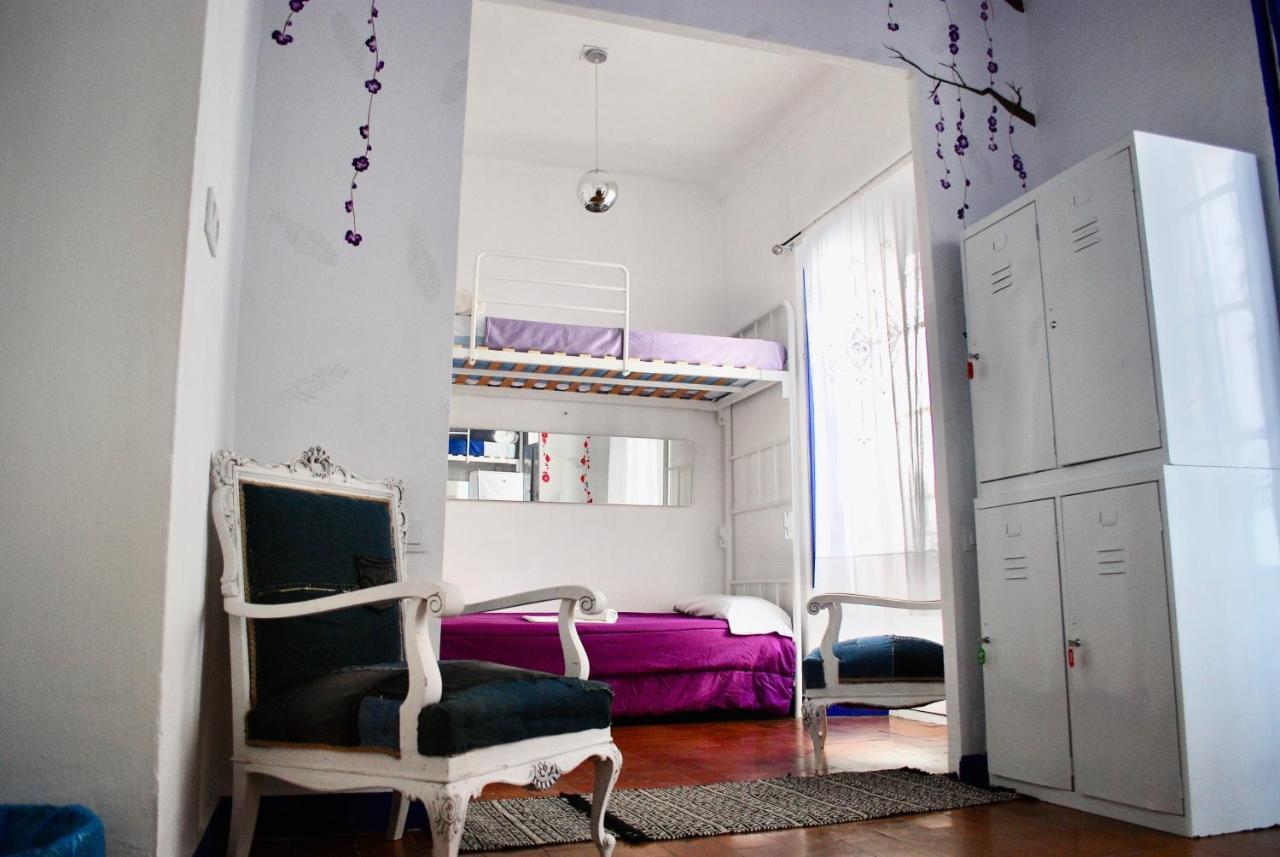 Cama individual en un dormitorio compartido femenino de 4 camas