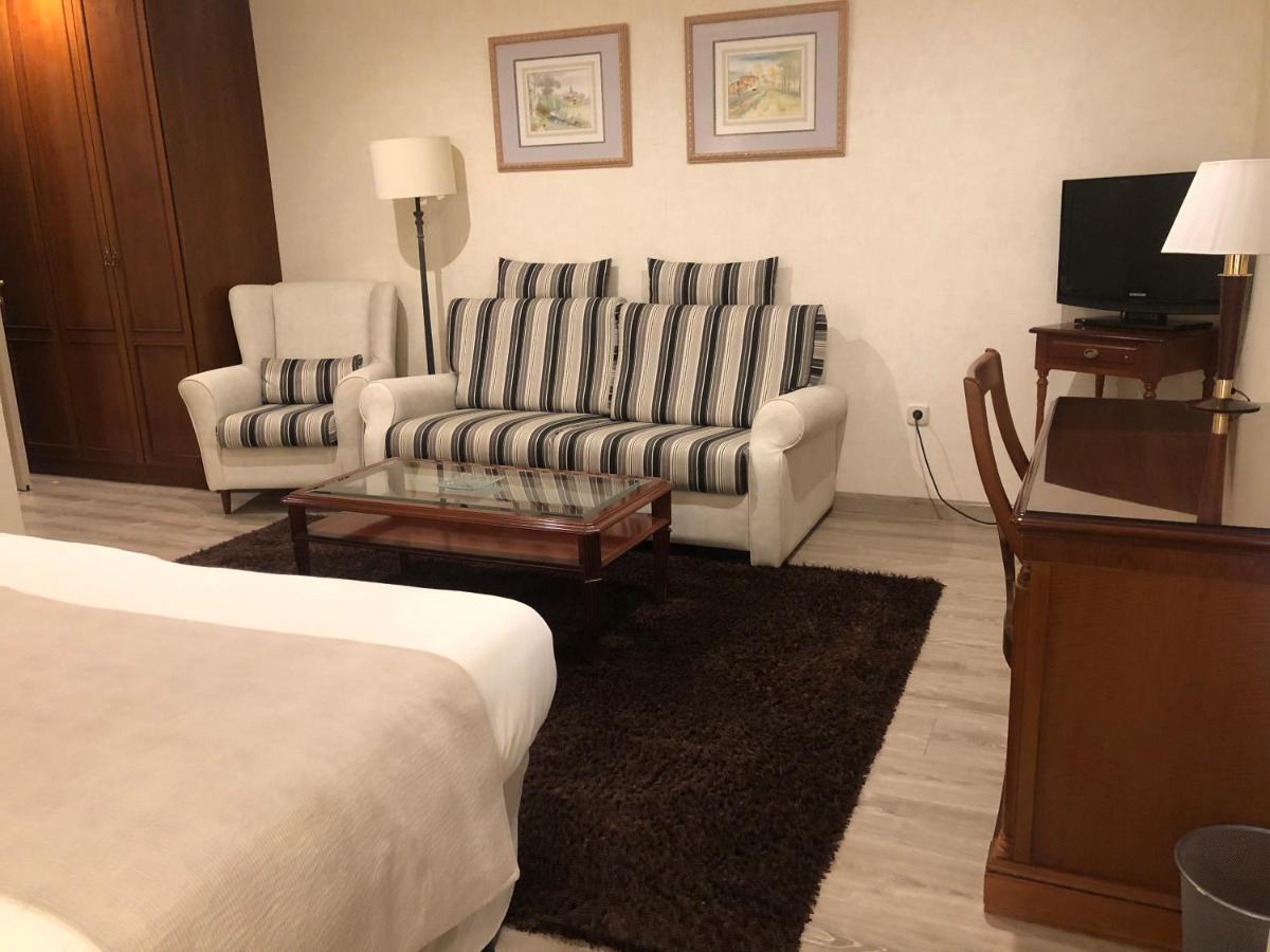Family Room,1519925764:JPEG