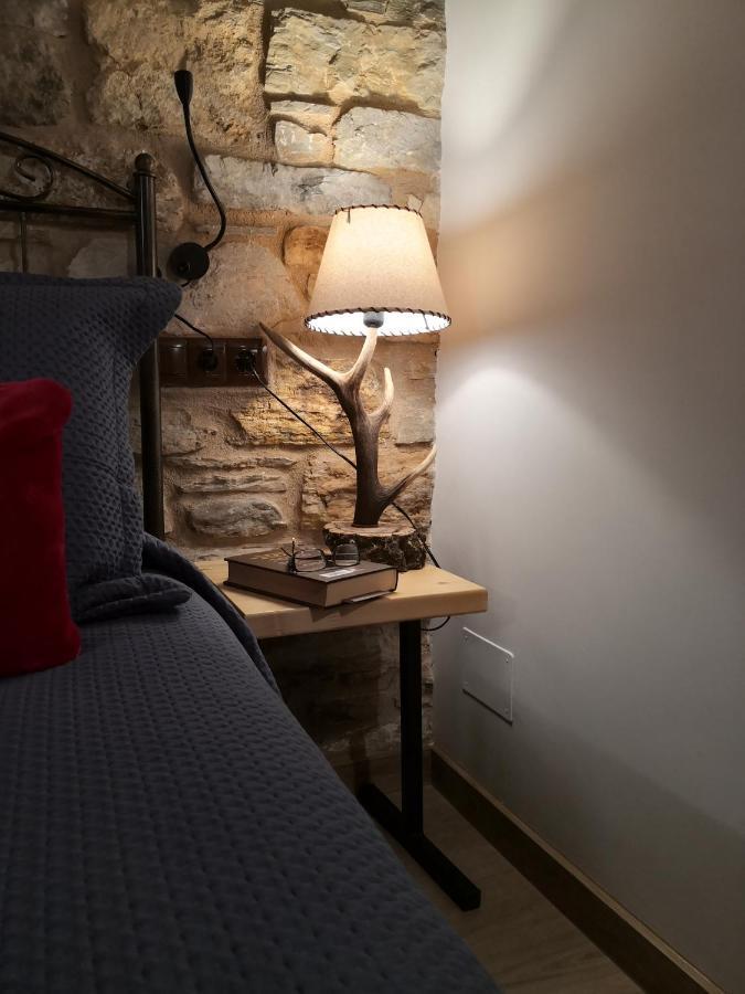 Habitación con cama grande y balcón