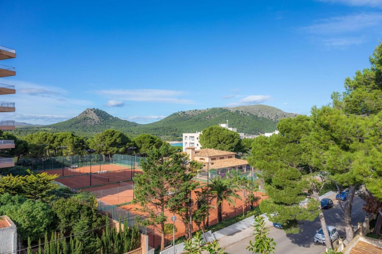 Estudio con vistas a las montañas