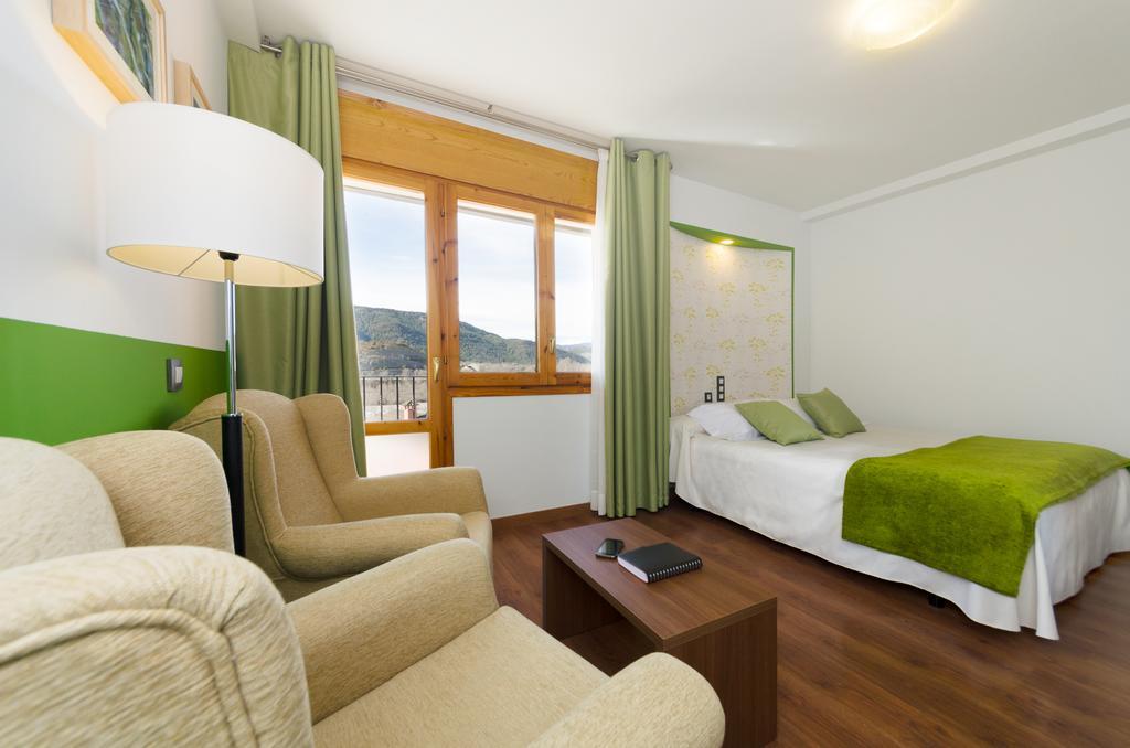 Double Room with Queen Bed and View to a calm street