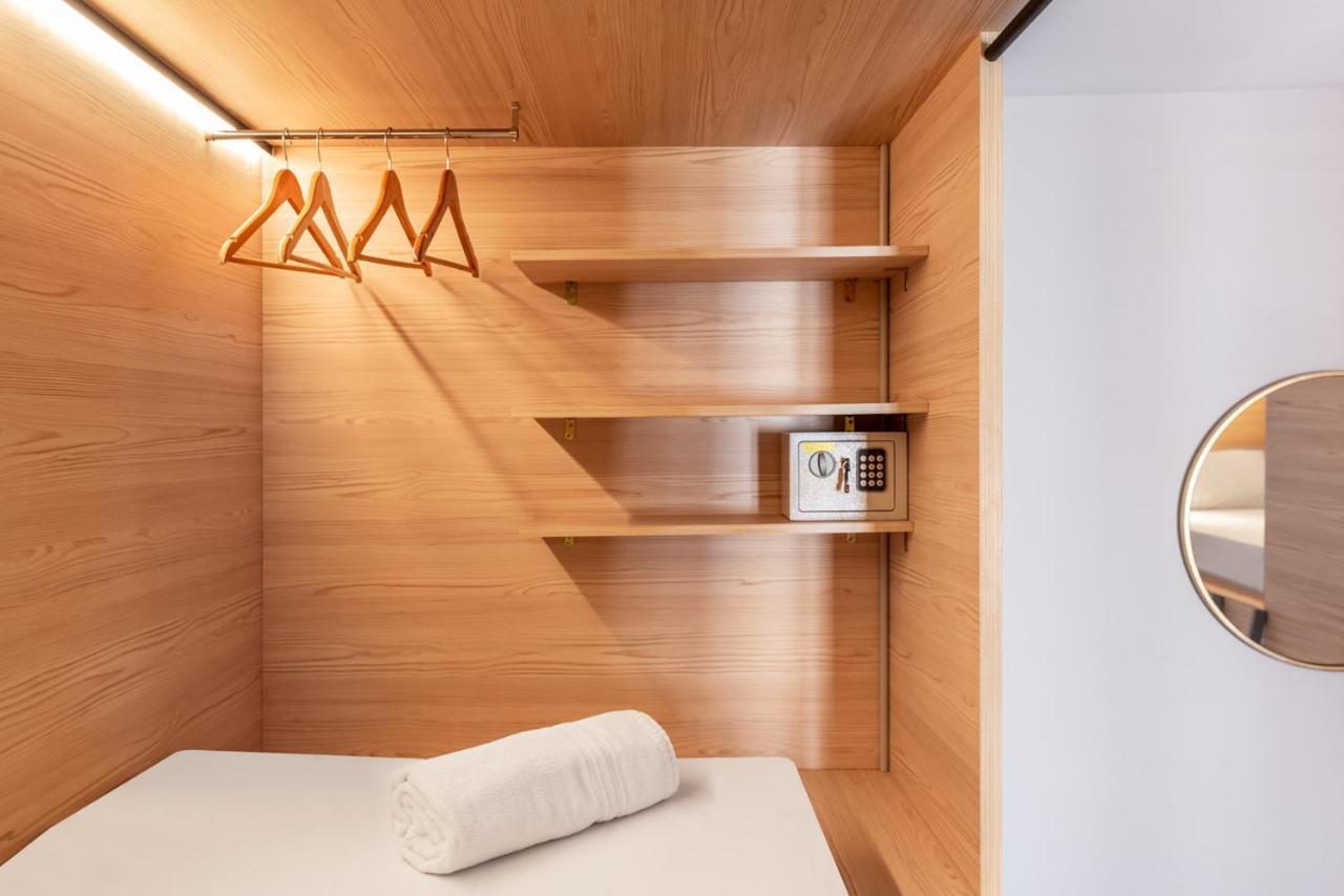 Bett im gemischten 20-Bett-Schlafsaal