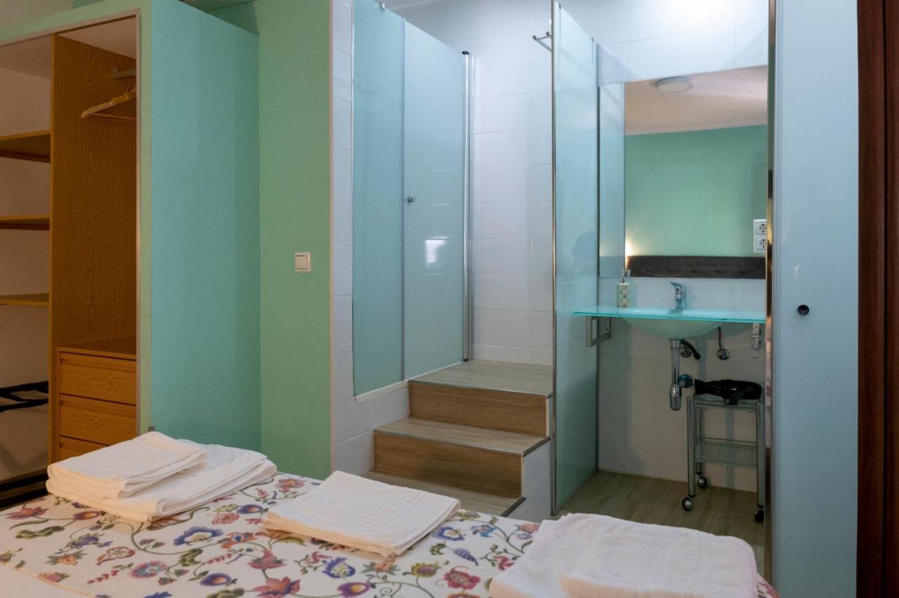 Habitación con cama grande y baño privado