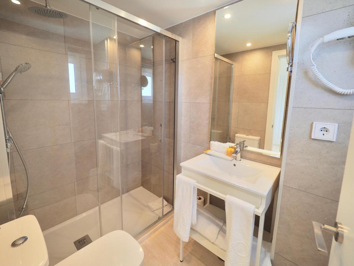 Zweibettzimmer mit Poolblick