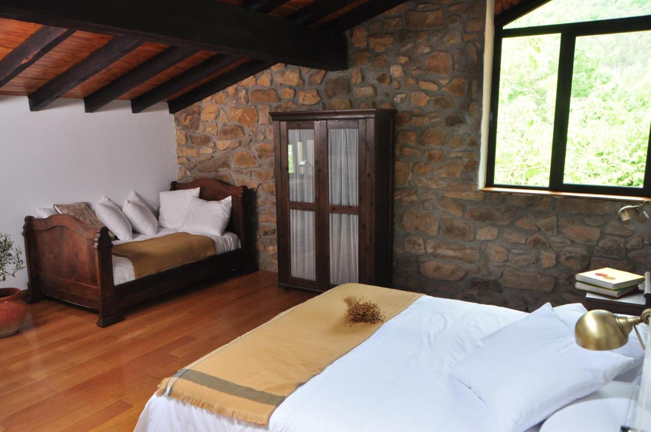 Habitación con cama grande y bañera de hidromasaje