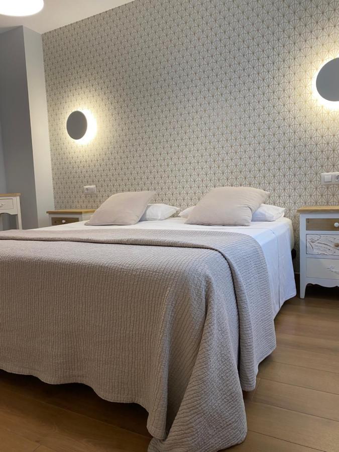 Habitación con cama extragrande.