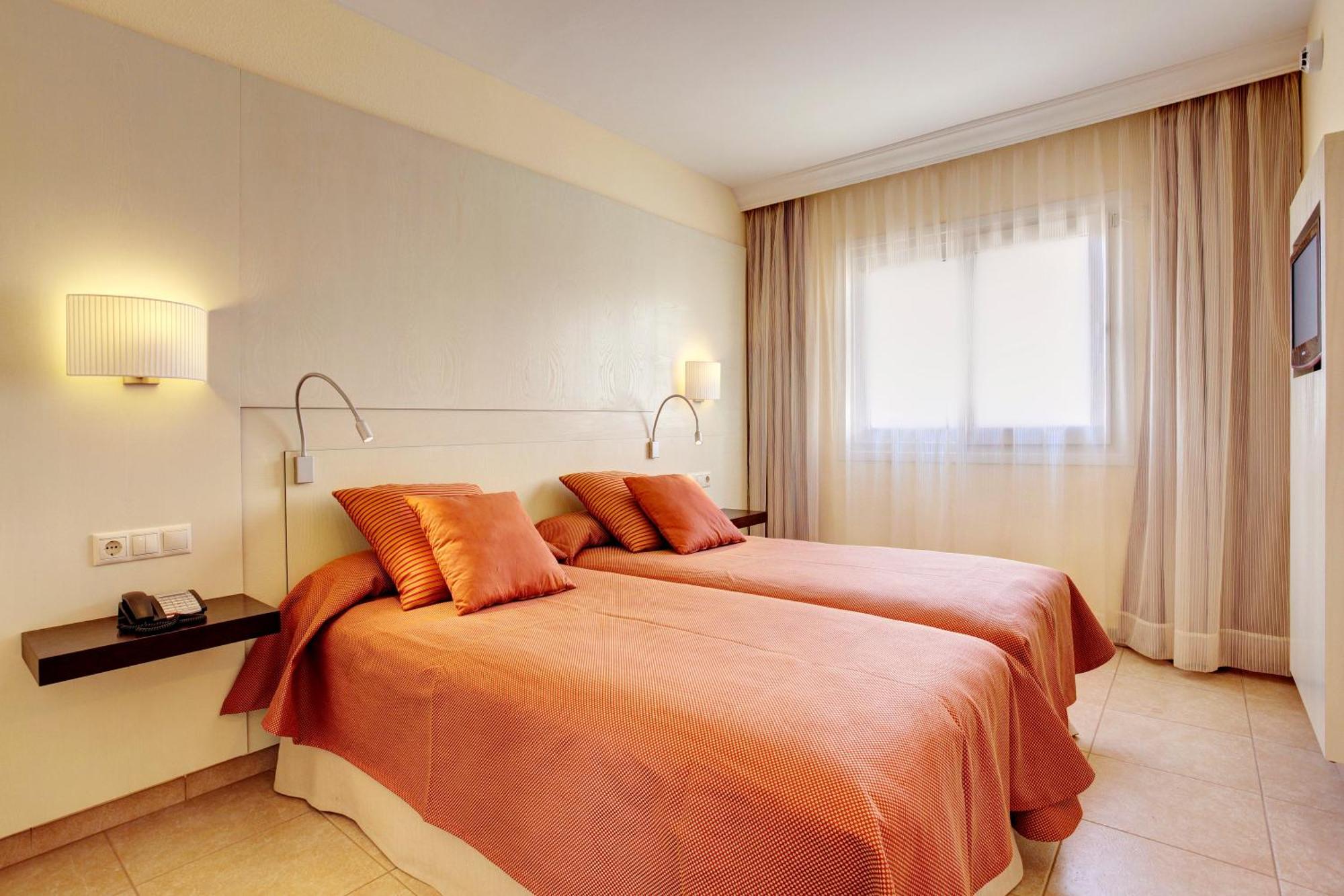 One-Bedroom Apartment with Pool View (2 Adults + 2 Children)