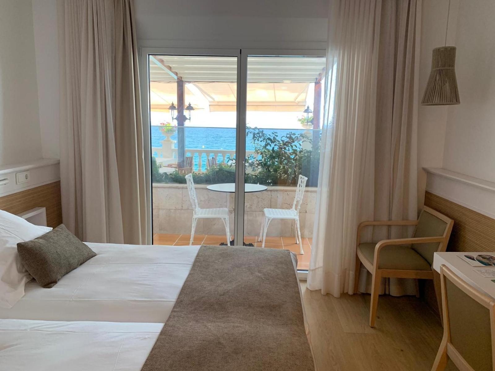 Habitación Doble Deluxe en la planta baja con balcón y vistas al mar