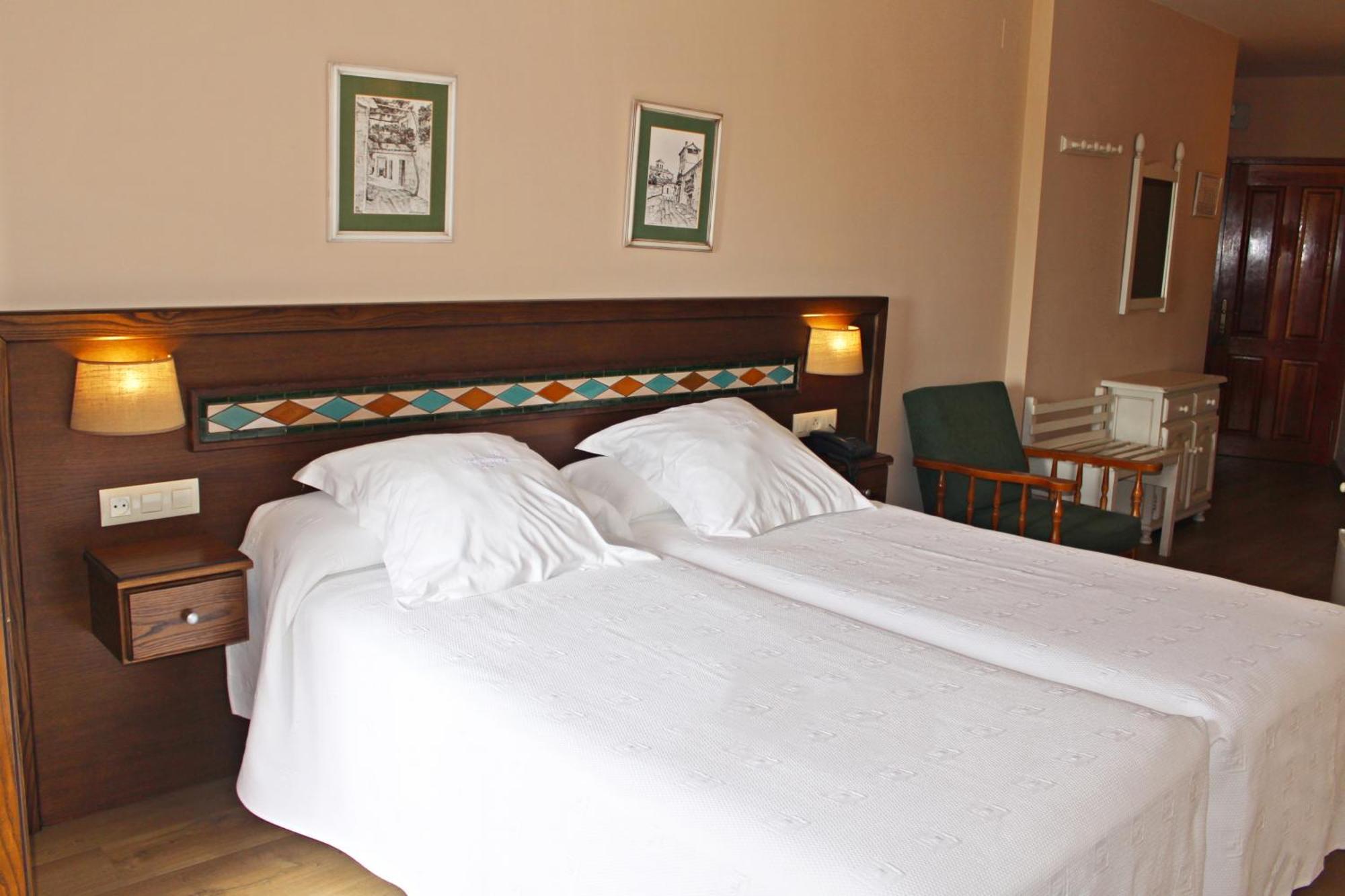 Romantic Double or Twin Room,818202899:JPEG