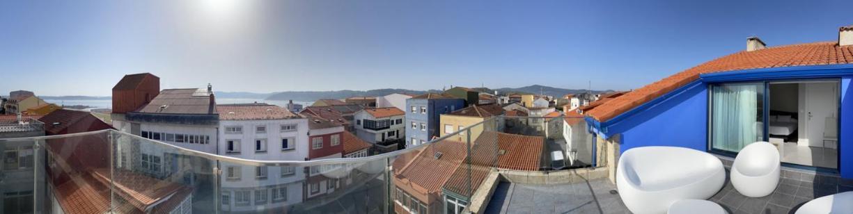 Habitación con cama extragrande y vistas al mar