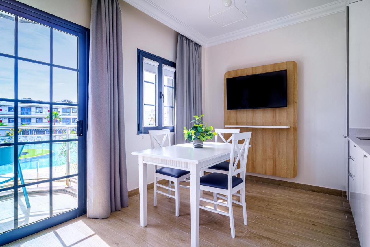 Apartment with Pool View