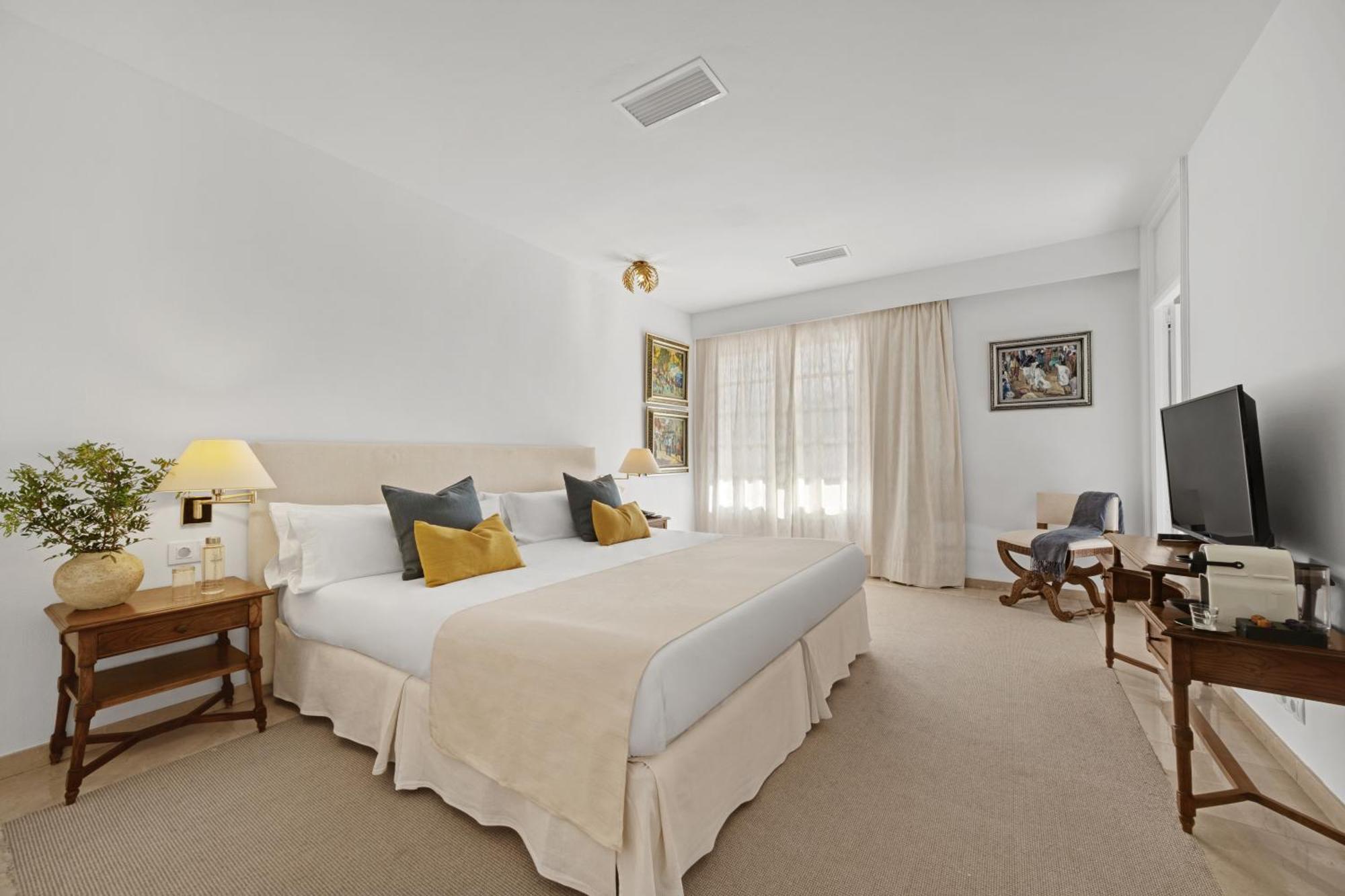 Standard Twin Room with Mountain View