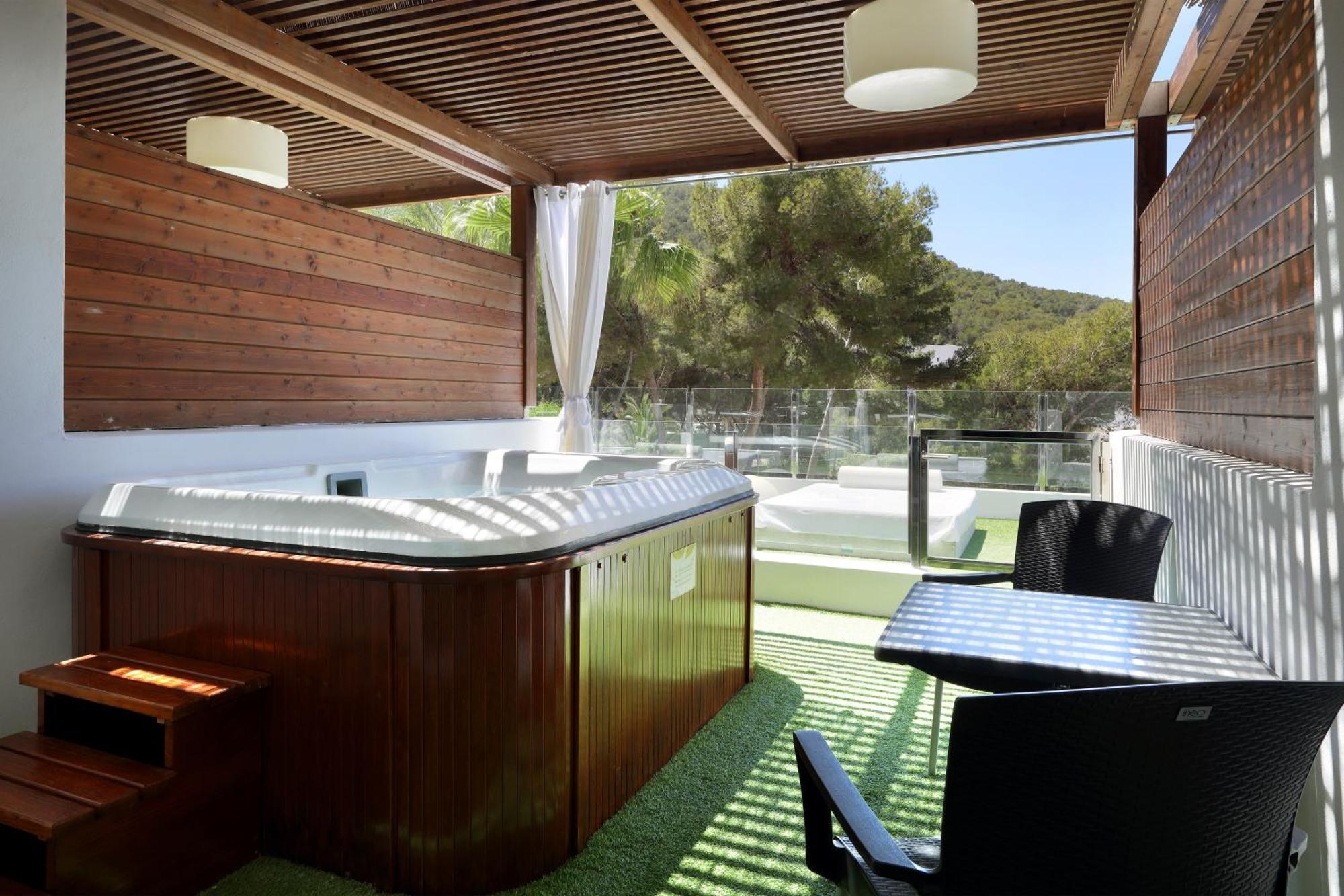 Deluxe Double Room with Jacuzzi and Terrace