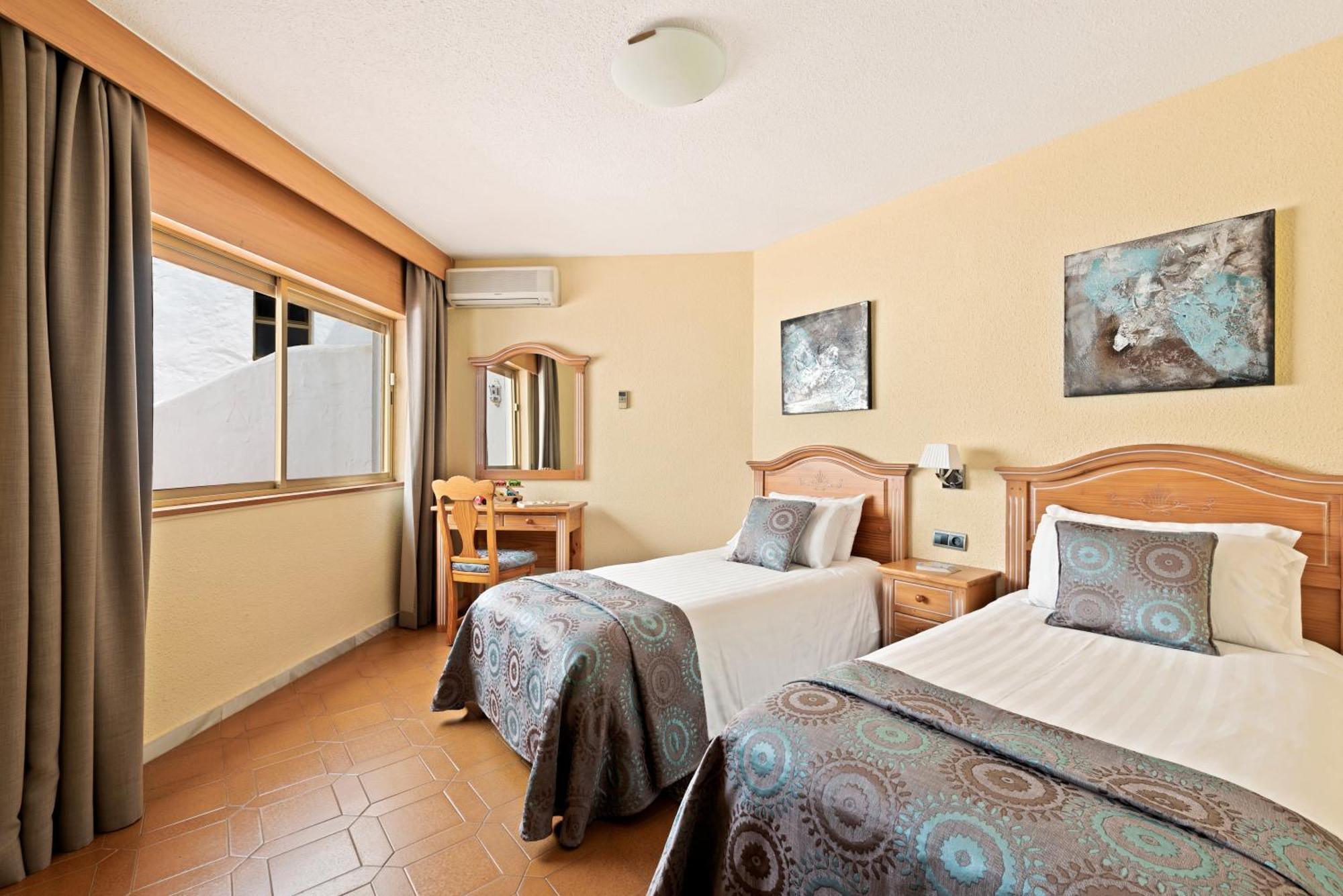 Apartamento Clásico de 3 dormitorios con terraza y vistas parciales al mar