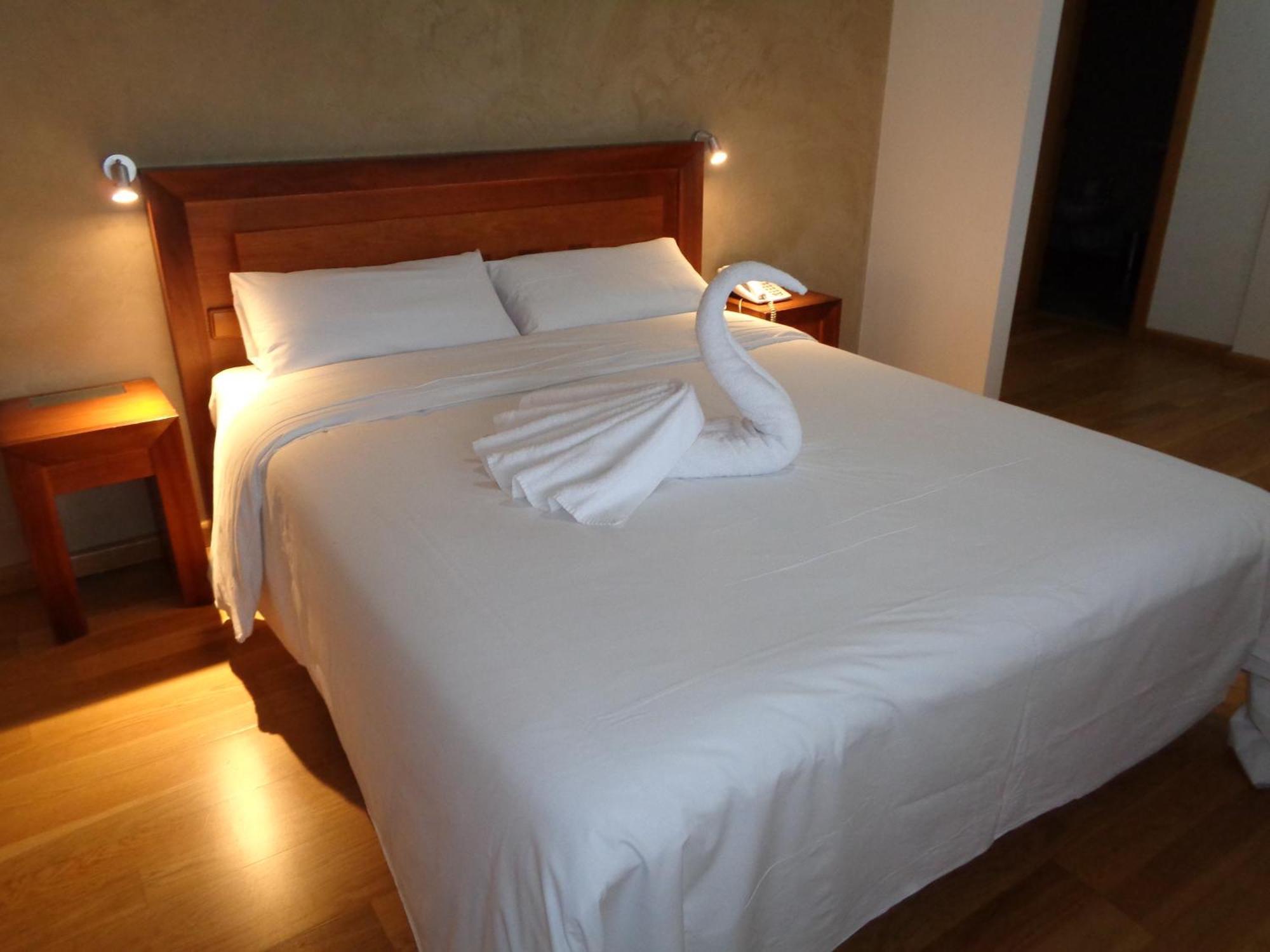 Double or Twin Room,1272955045:JPEG