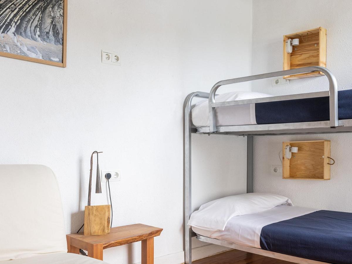 Cama en habitación compartida con 4 camas