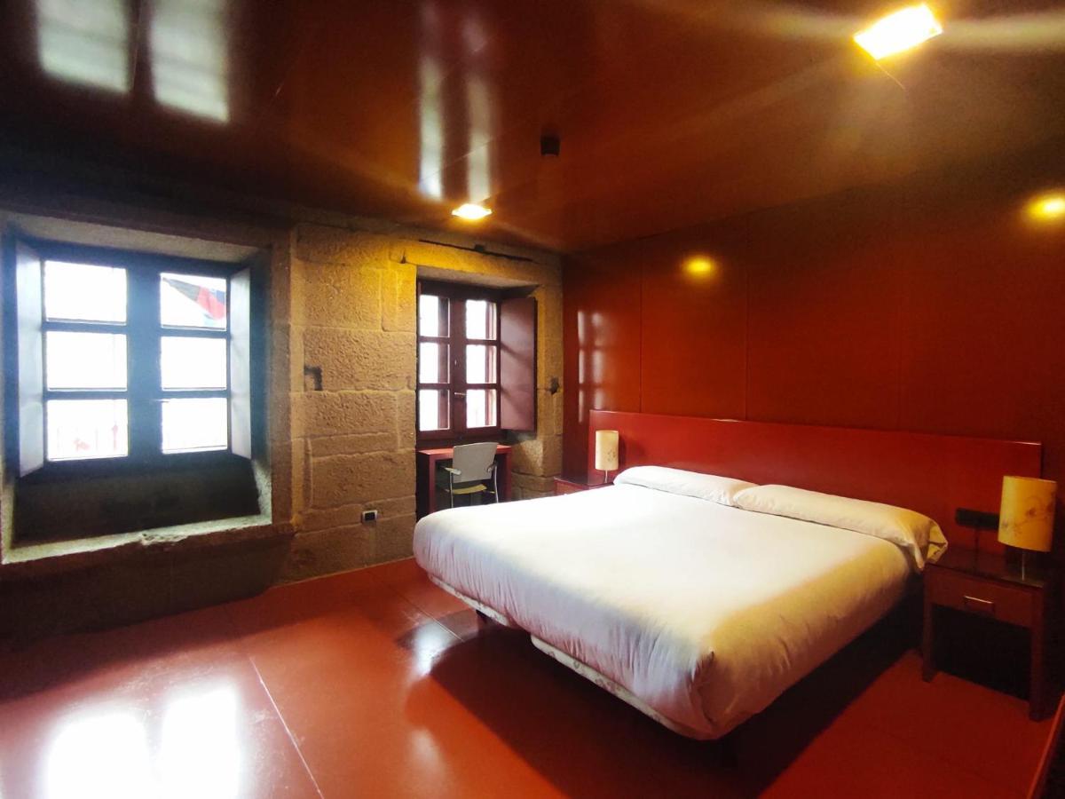Habitación con cama grande