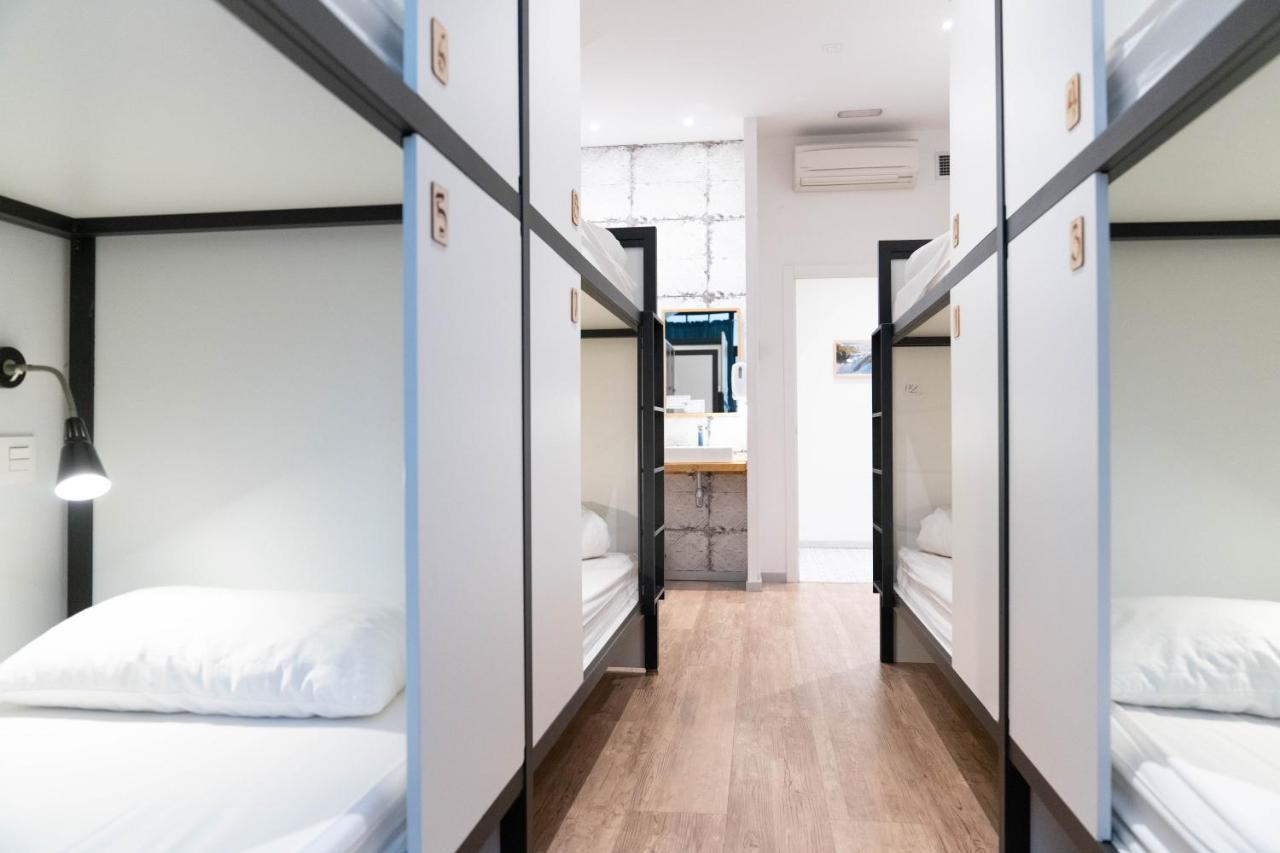 Cama en habitación compartida femenina de 8 camas