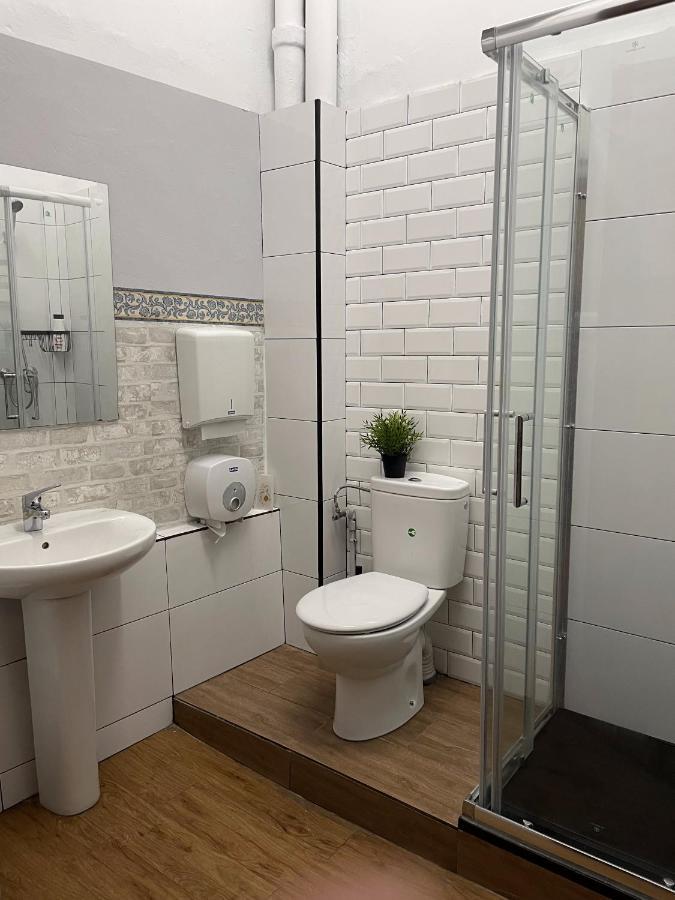Cama individual en un dormitorio compartido femenino de 6 camas