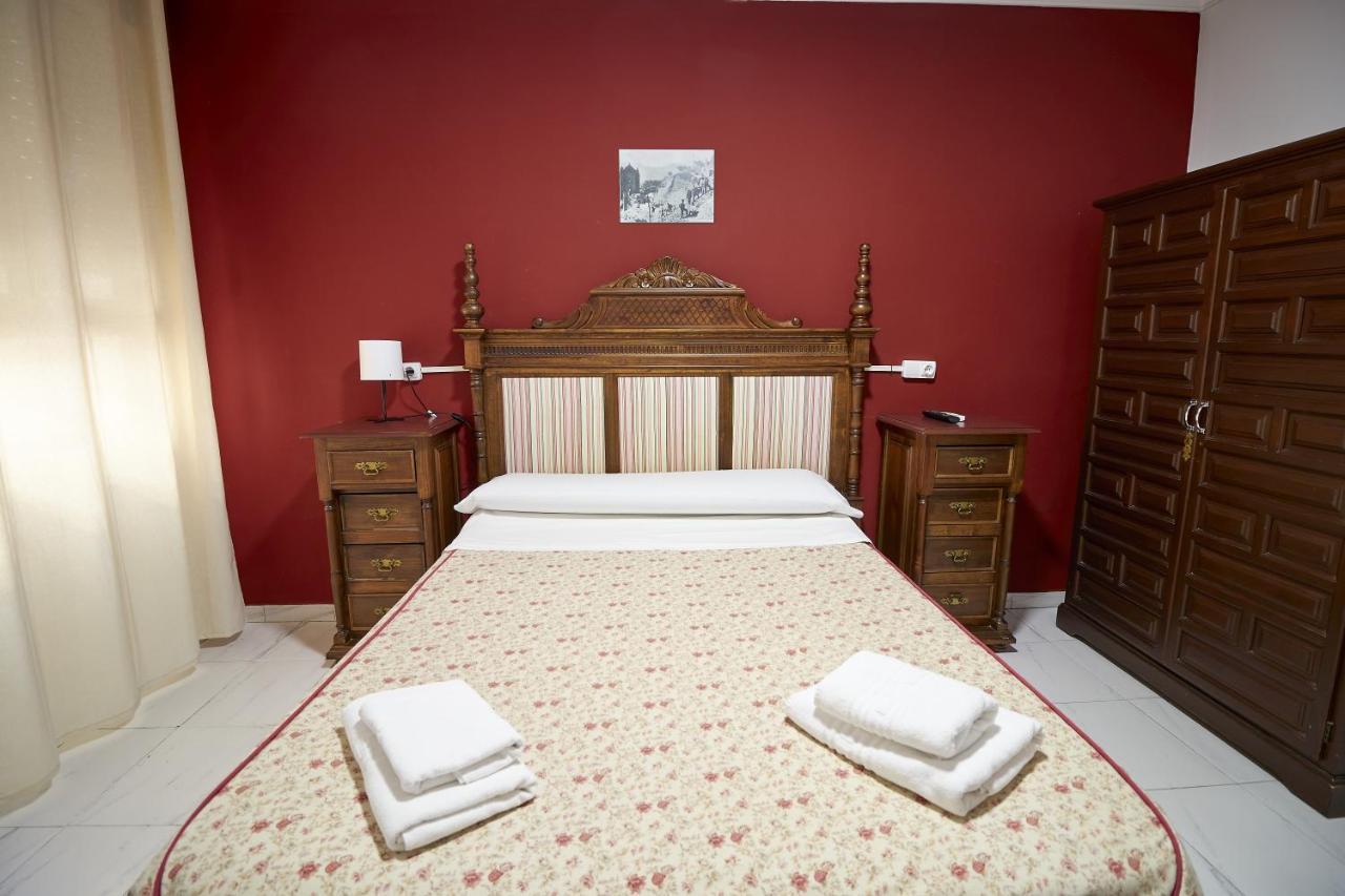 Habitación con cama grande