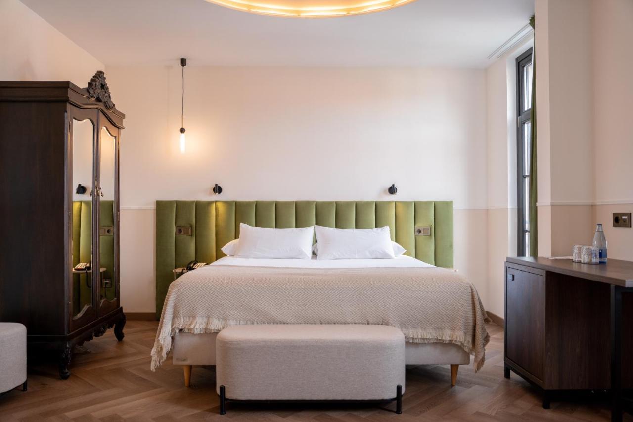 Habitación con cama grande y vistas al jardín