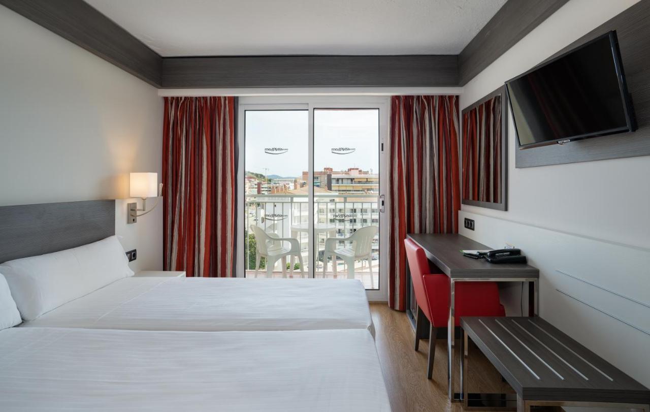 Doppel- oder Zweibettzimmer mit Terrasse und Poolblick (3 Erwachsene)
