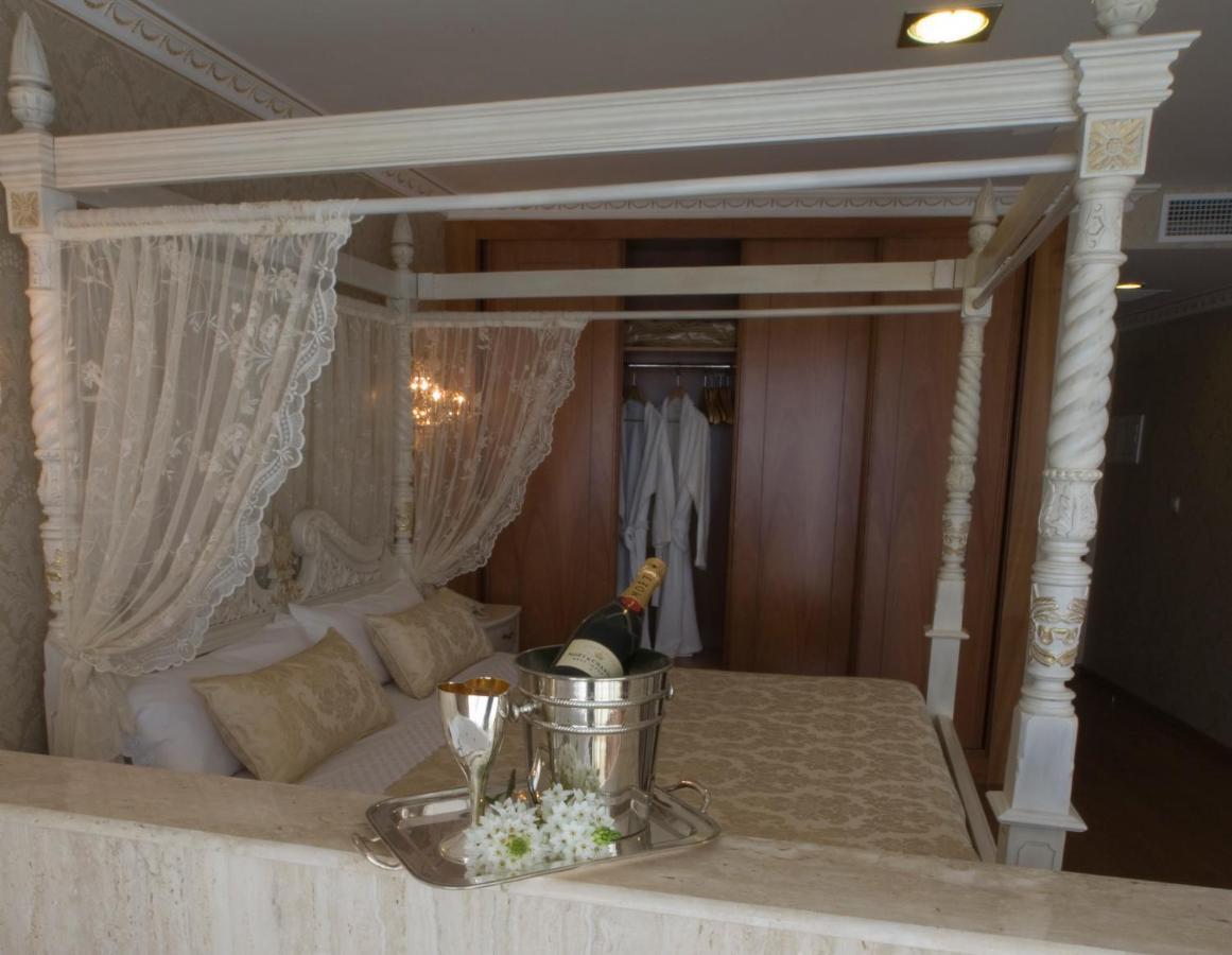Habitación con cama extragrande y bañera de hidromasaje