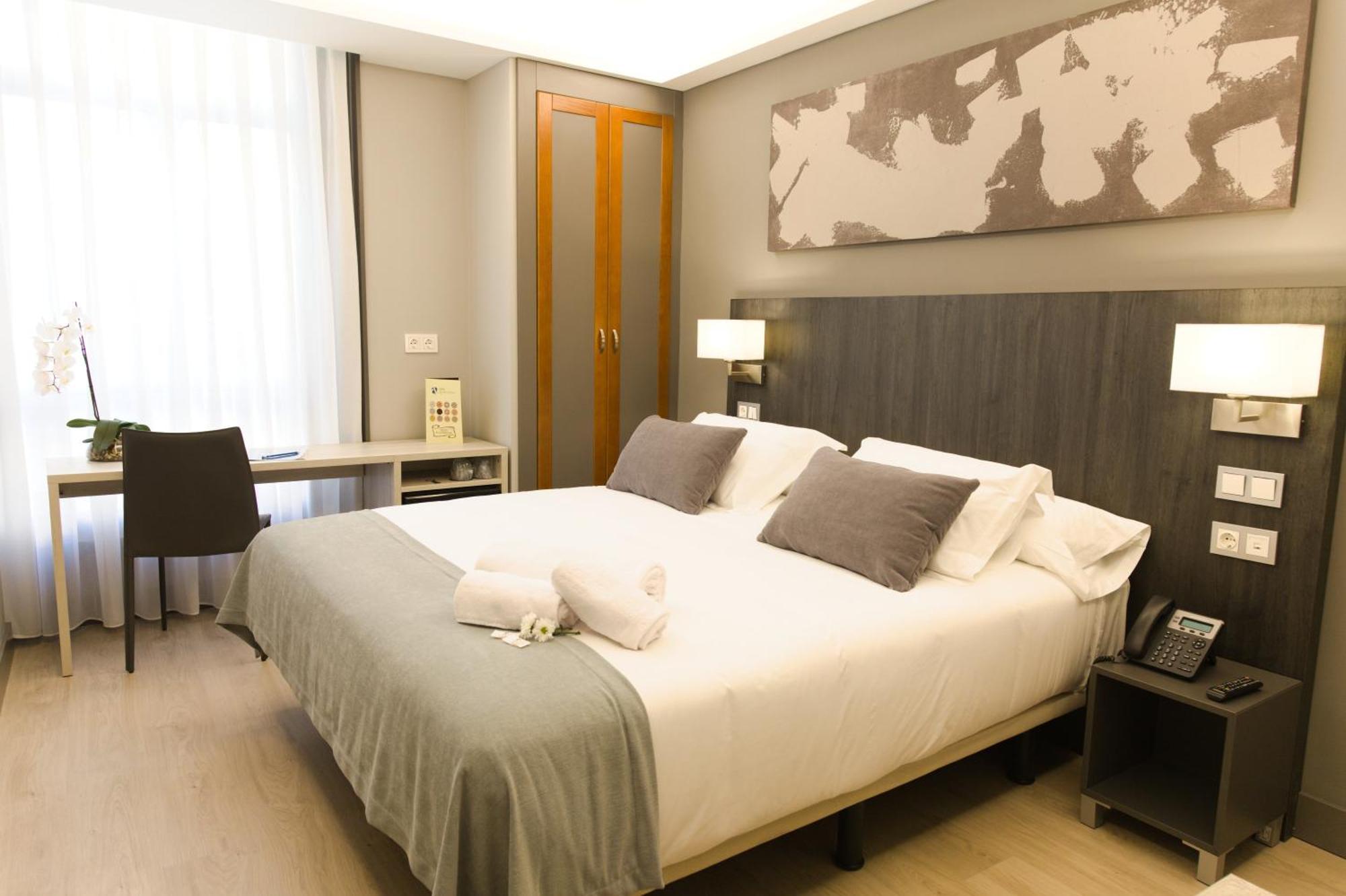 Habitación con cama grande