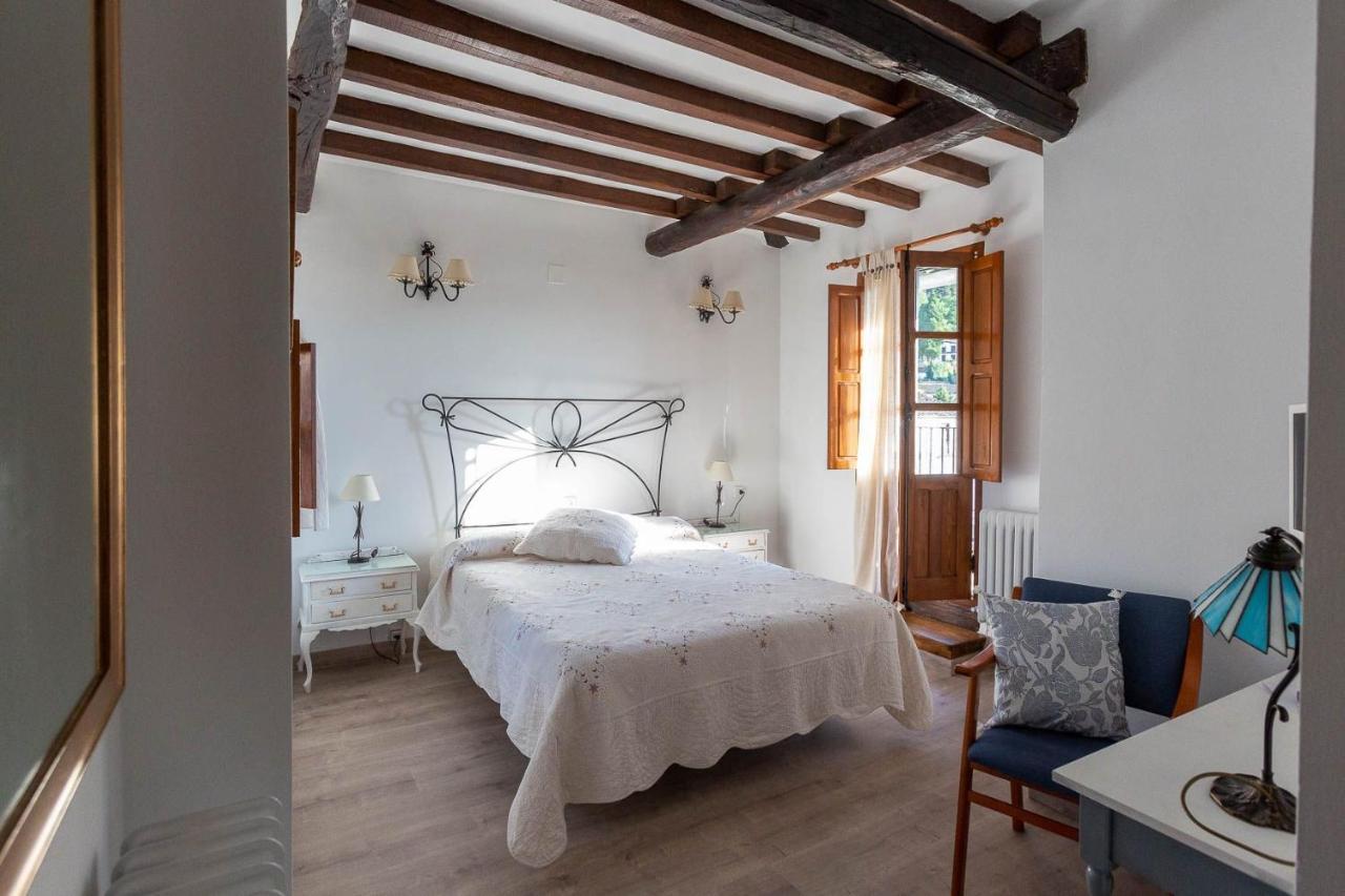 Habitación con cama grande y balcón
