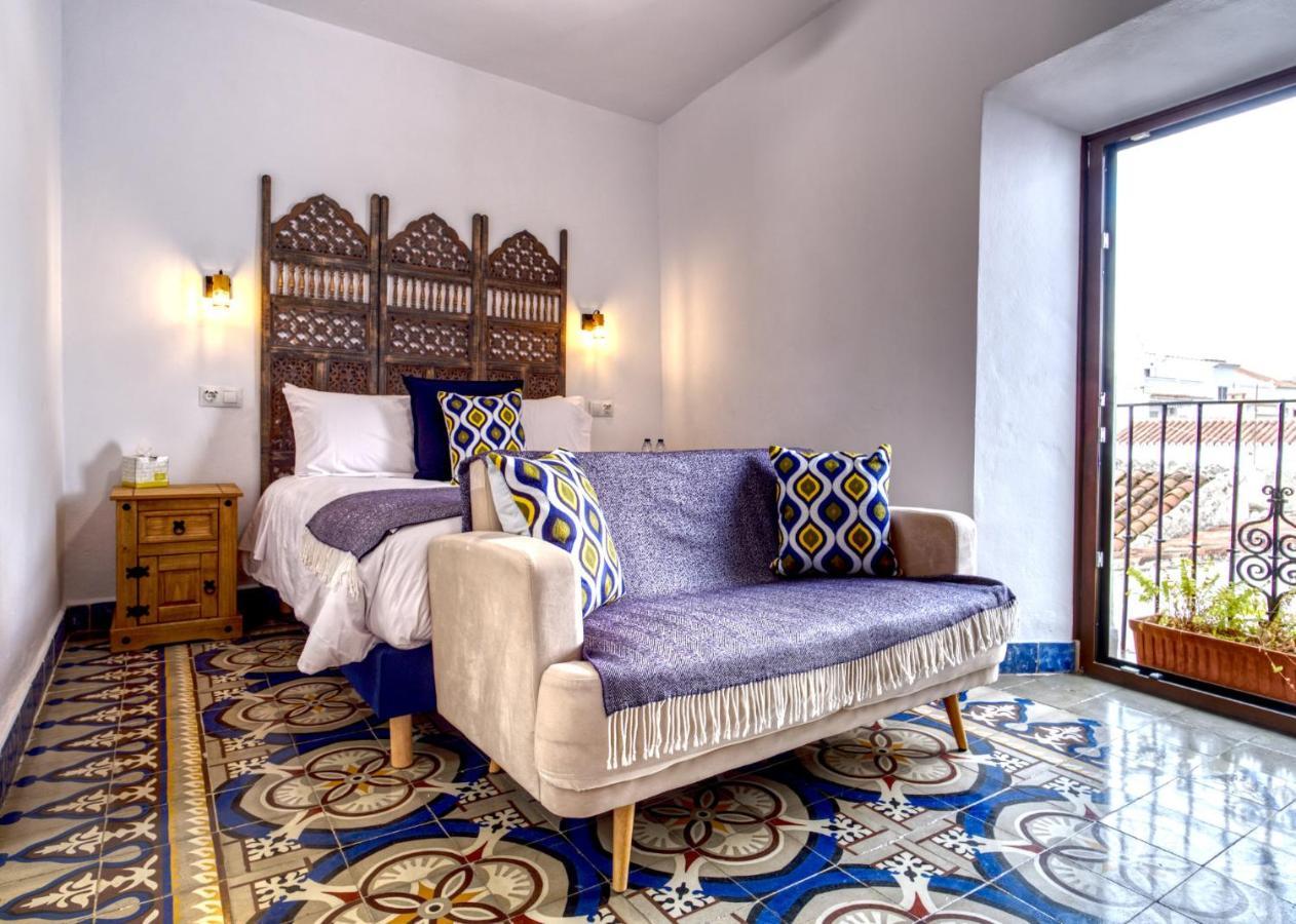 Habitación con cama extragrande y balcón