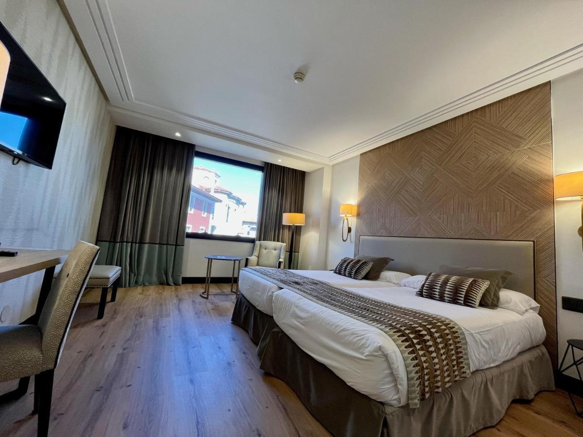 Twin Room with City View (2 Adults + 1 Child)