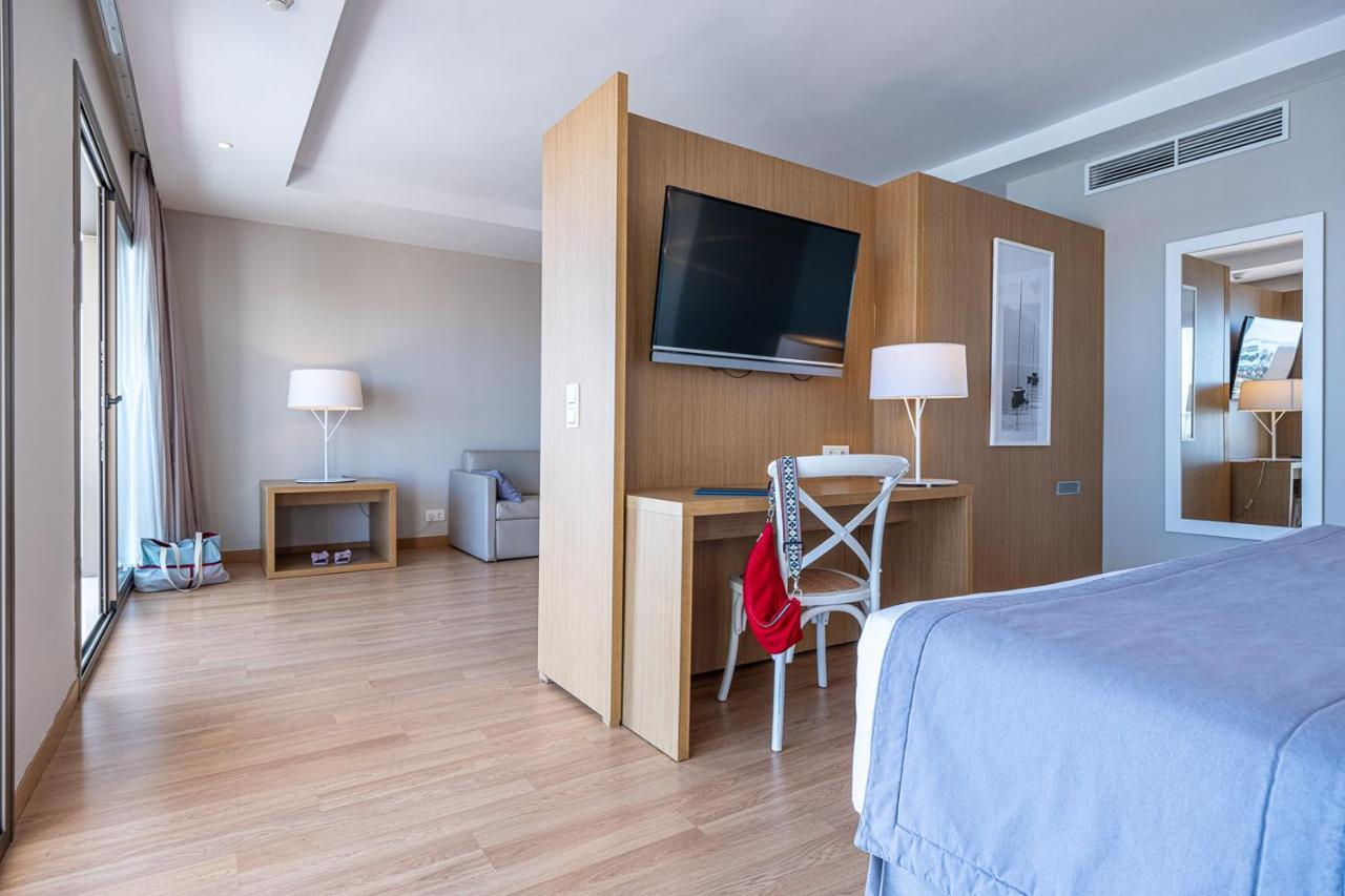 Apartament typu Junior Suite (3 osoby dorosłe + 1 dziecko) z widokiem na morze