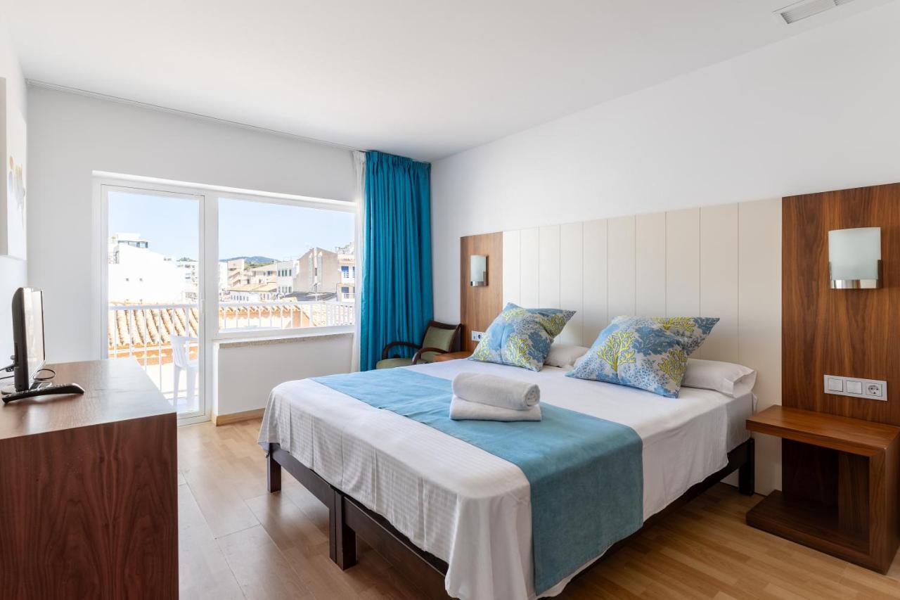 Doppelzimmer mit Balkon und seitlichem Meerblick