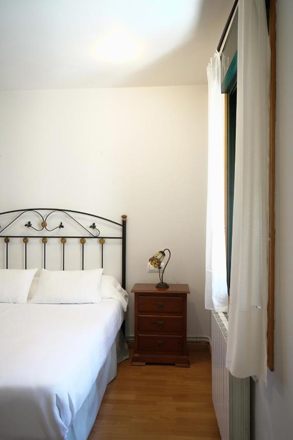 Habitación con cama extragrande.