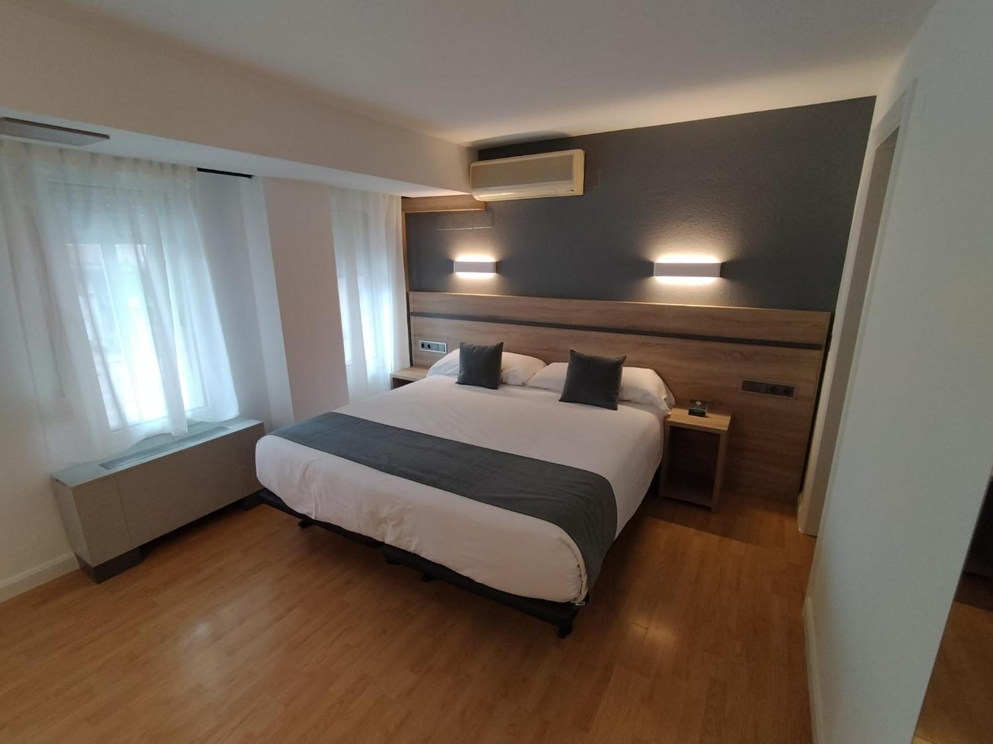 Habitación con cama grande