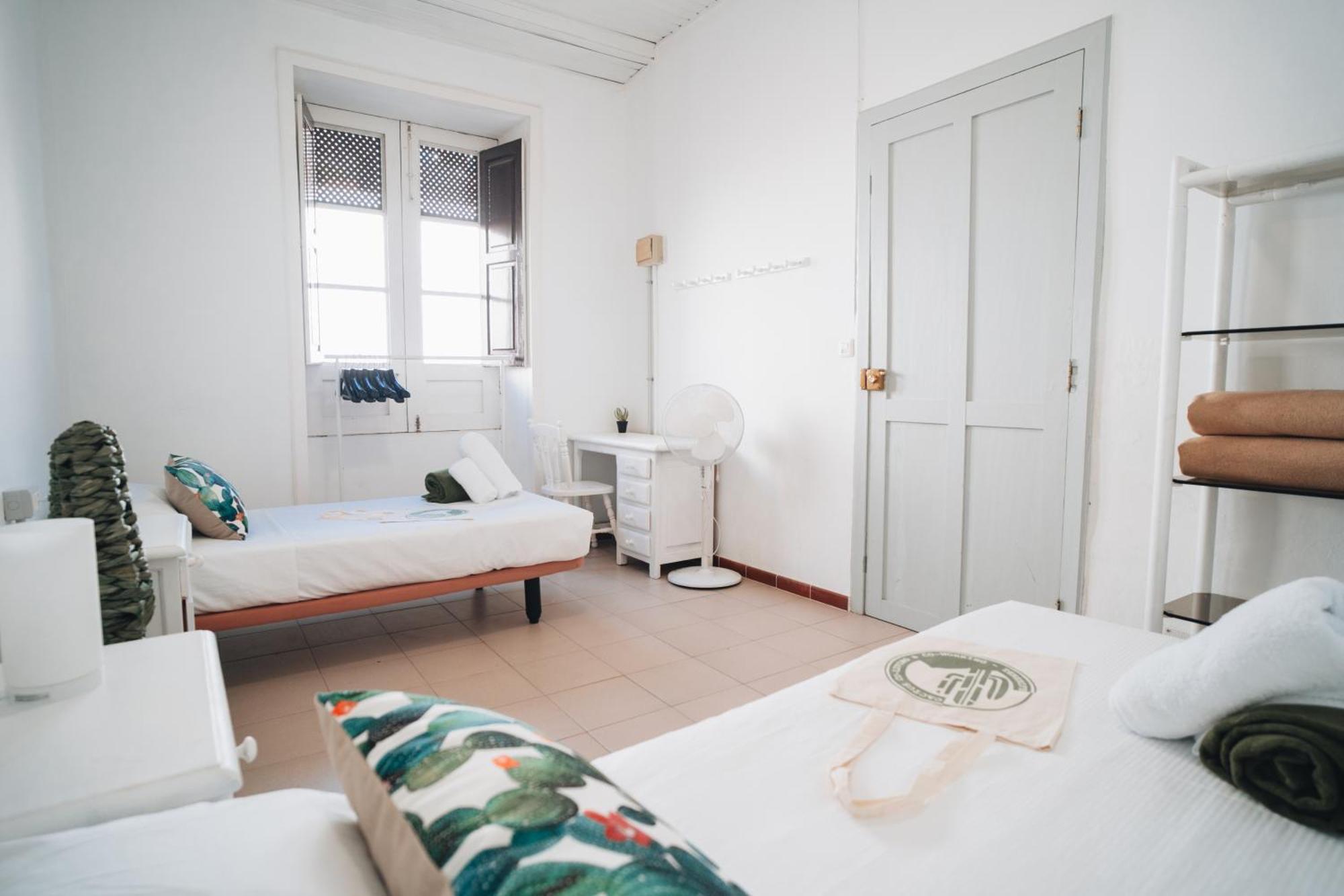 Einzelbett im Schlafsaal für Männer mit Gemeinschaftsbad