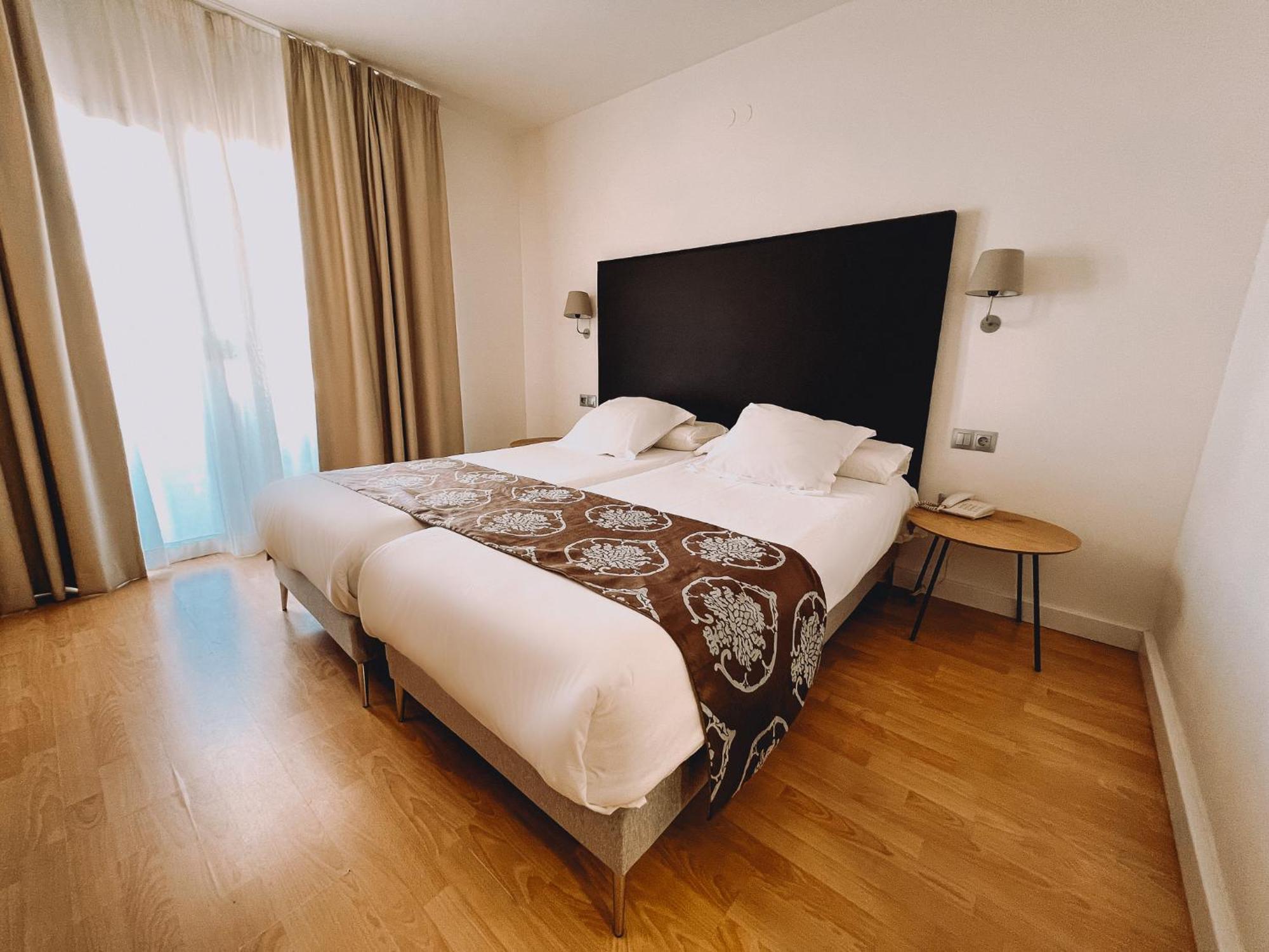 Habitación Doble con cama supletoria (2 adultos + 1 niño) - vistas al mar