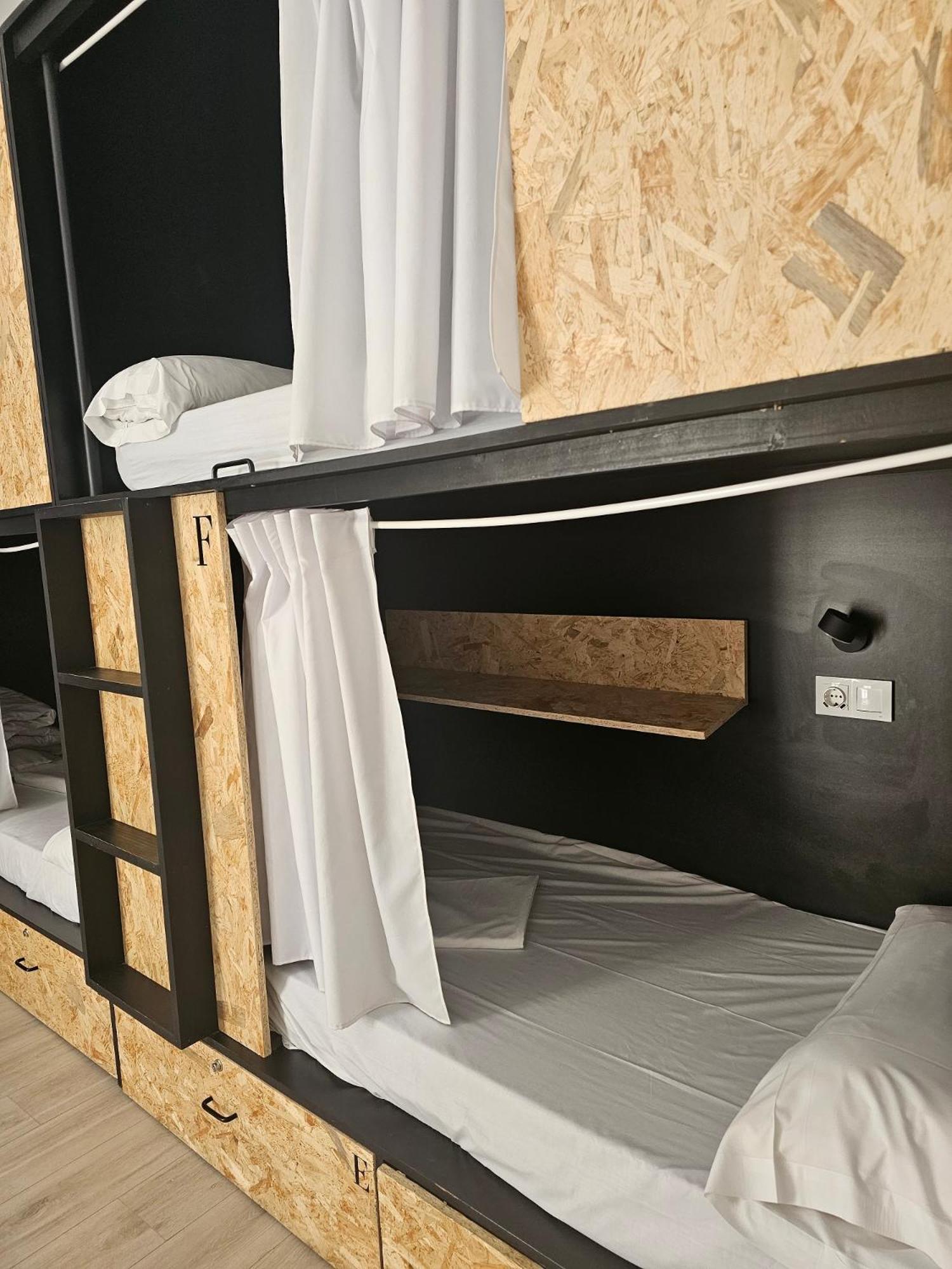 Cama en habitación femenina compartida de 4 camas