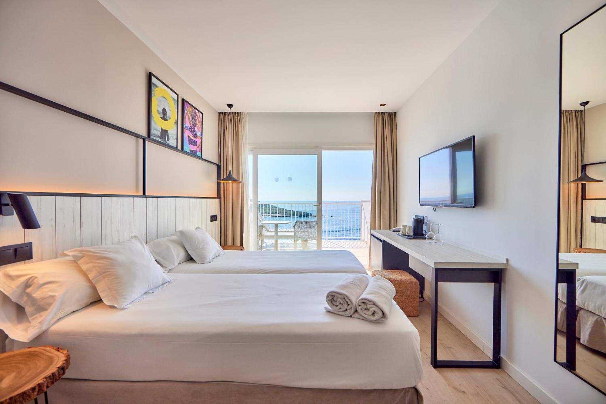 Double or Twin Room Sea View