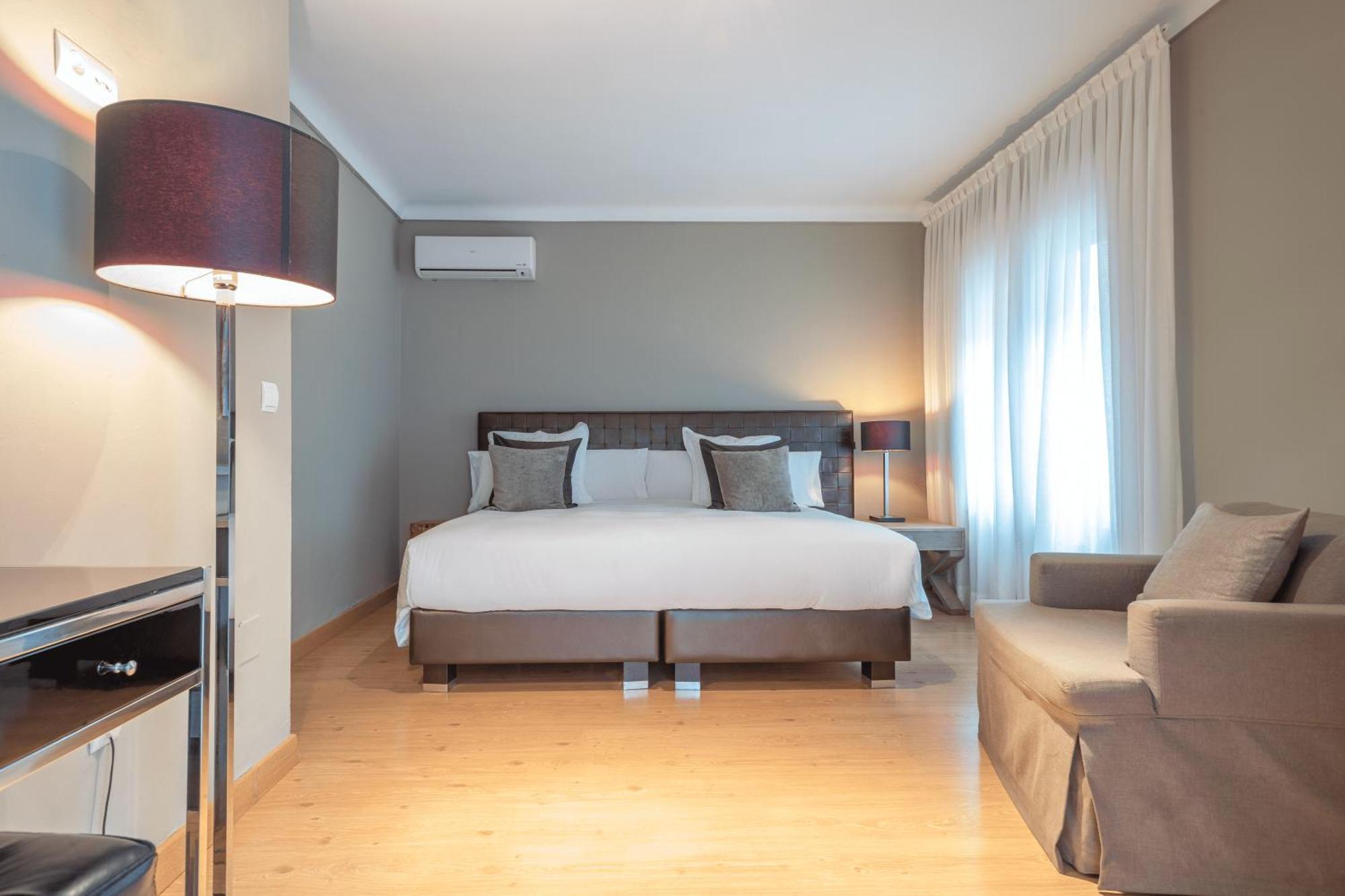 Habitación con cama extragrande y balcón