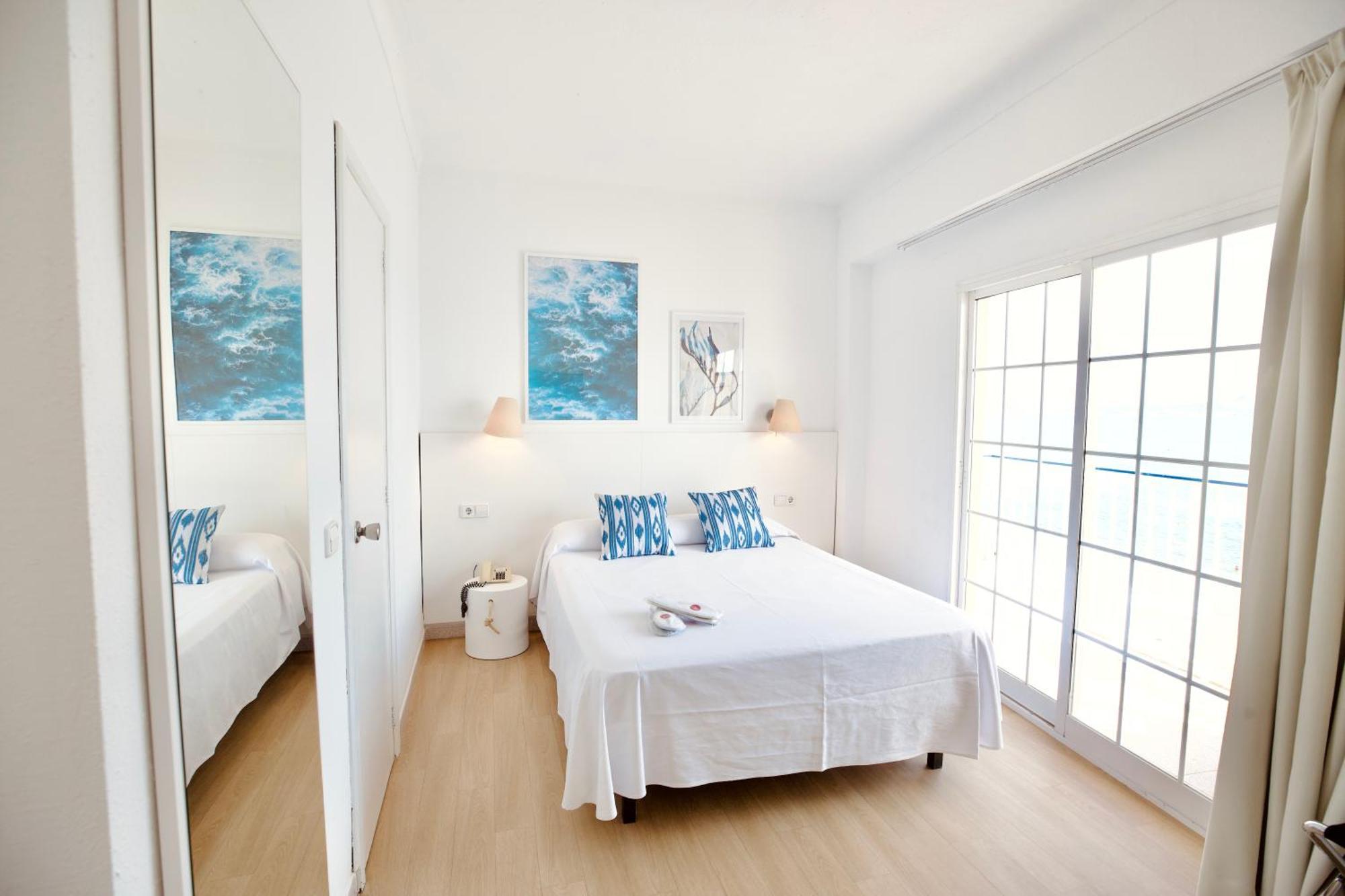 Double Room with Balcony and Lateral Sea View