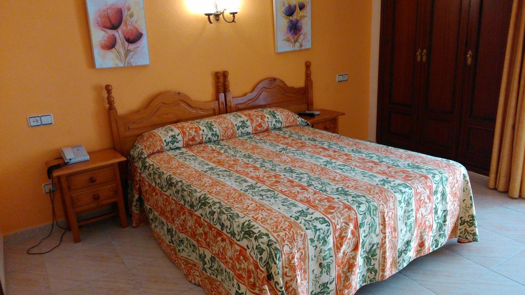Habitación con cama grande y balcón