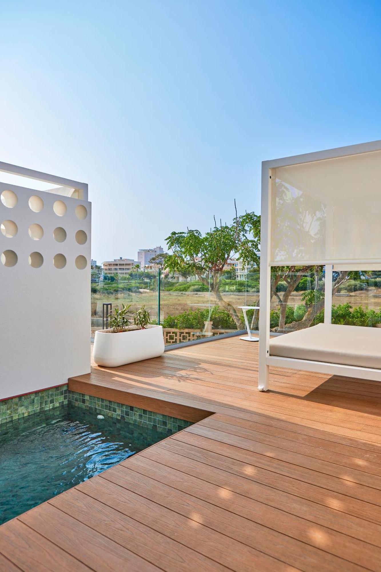 Junior Suite mit eigenem Pool und seitlichem Meerblick