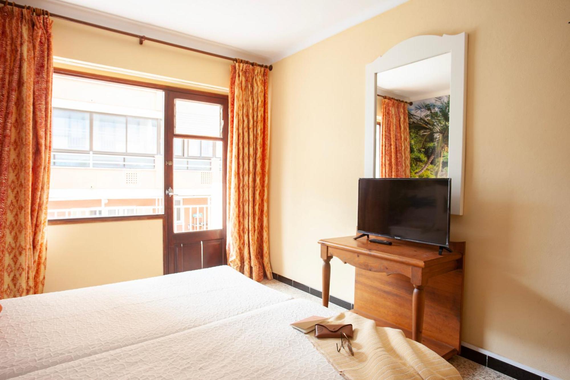 Zweibettzimmer mit Balkon