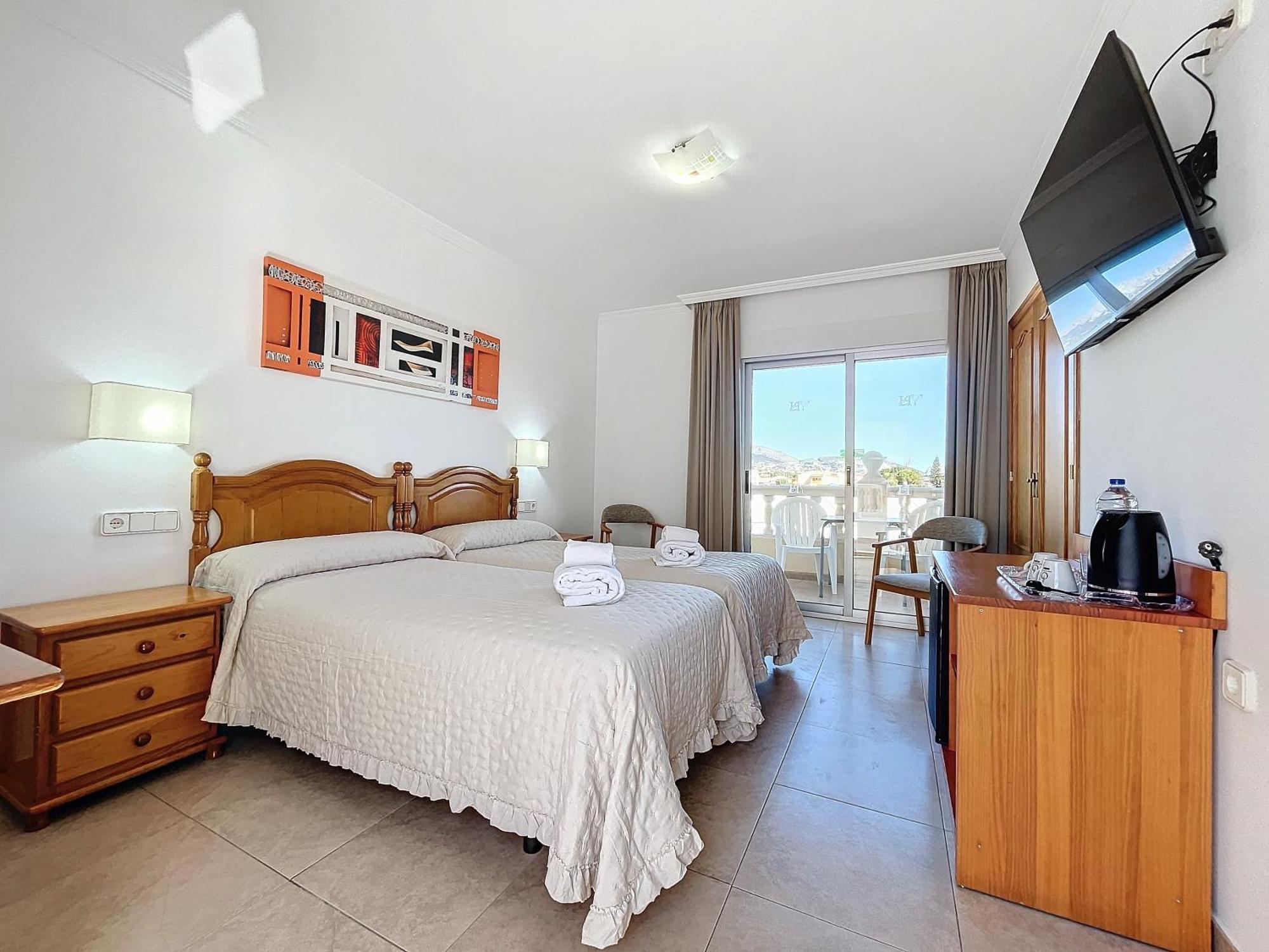 Doppel-/Zweibettzimmer mit Balkon
